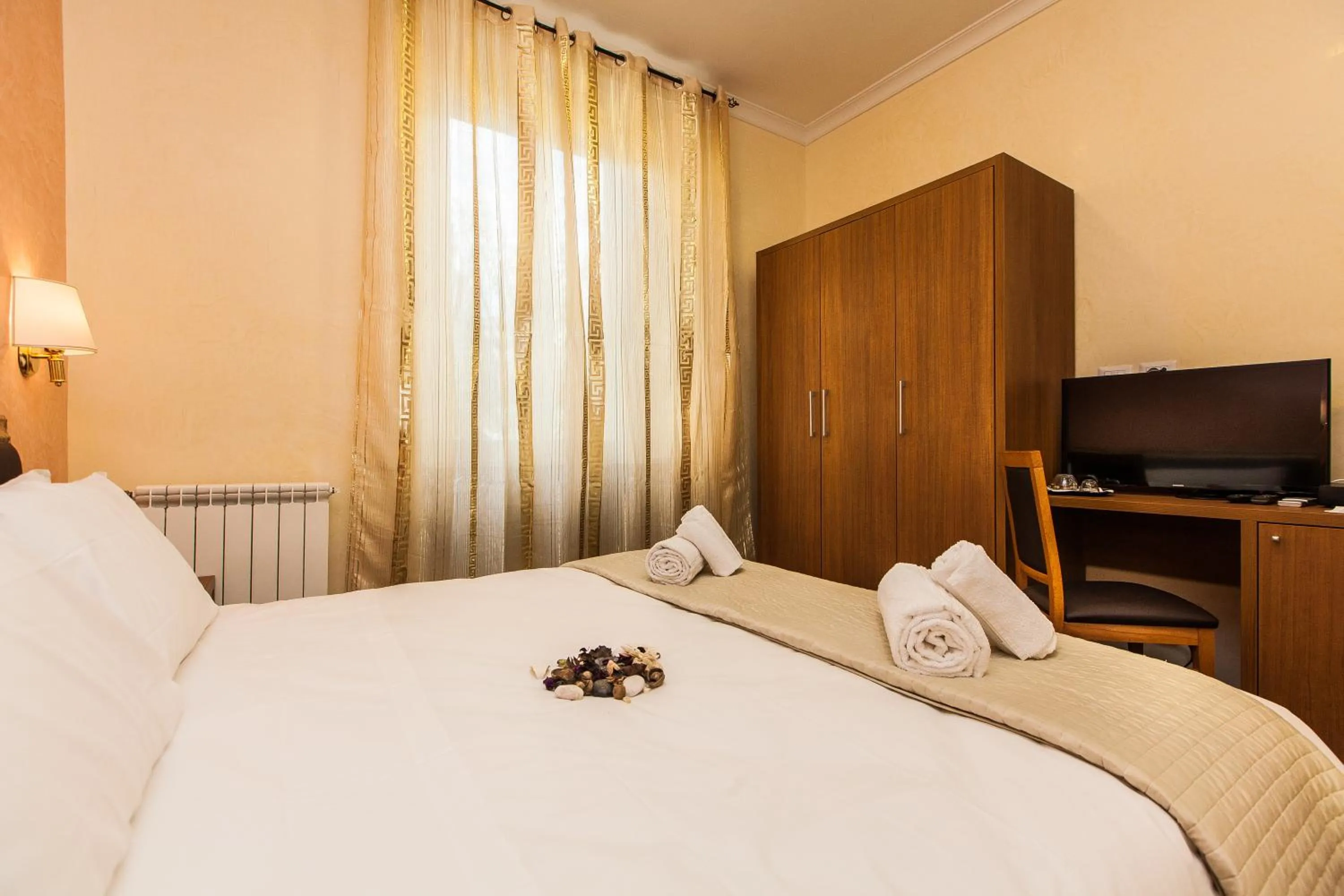 Bedroom, Bed in Guest's Heaven