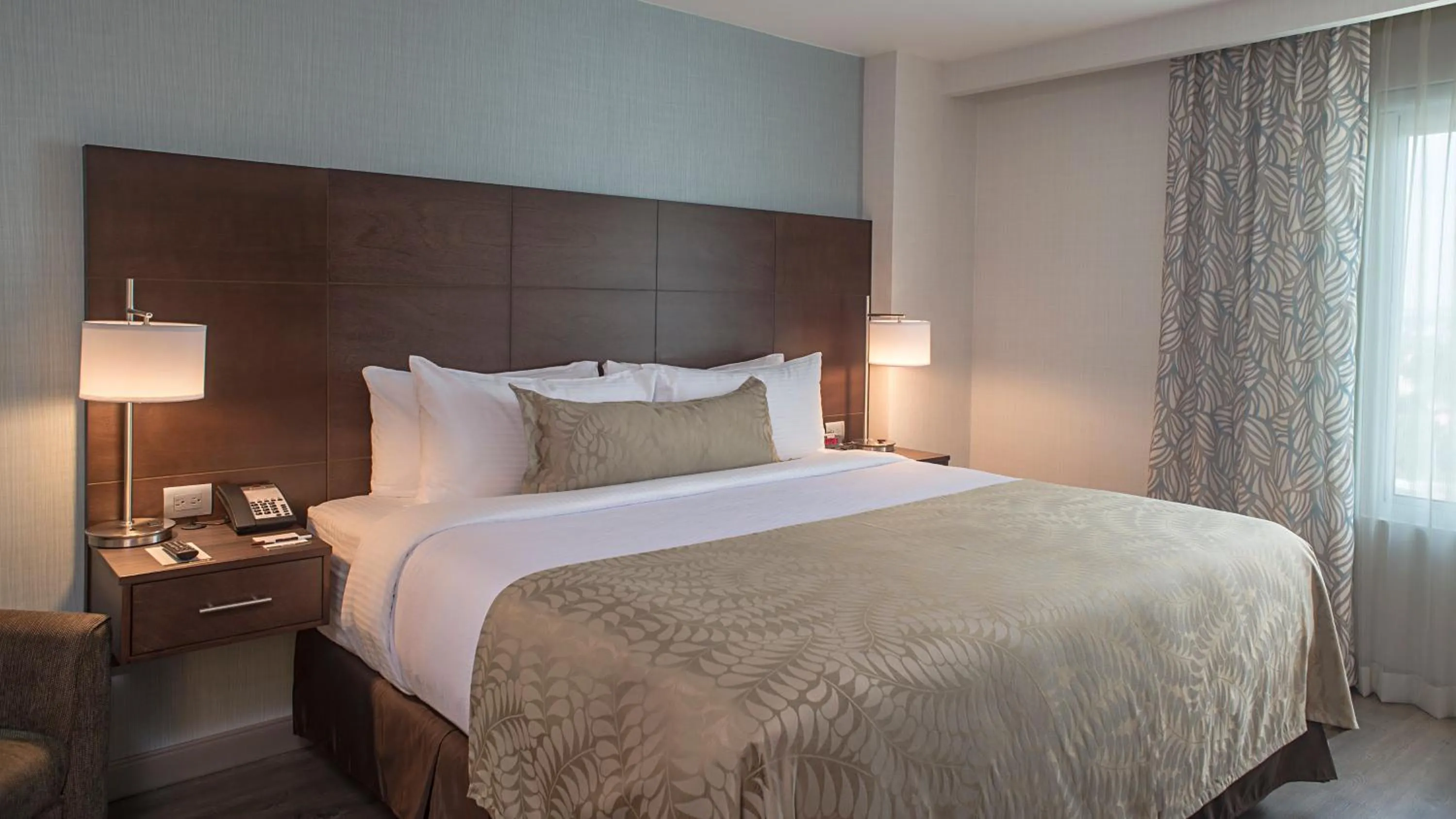 Photo of the whole room, Bed in Staybridge Suites Puebla by IHG