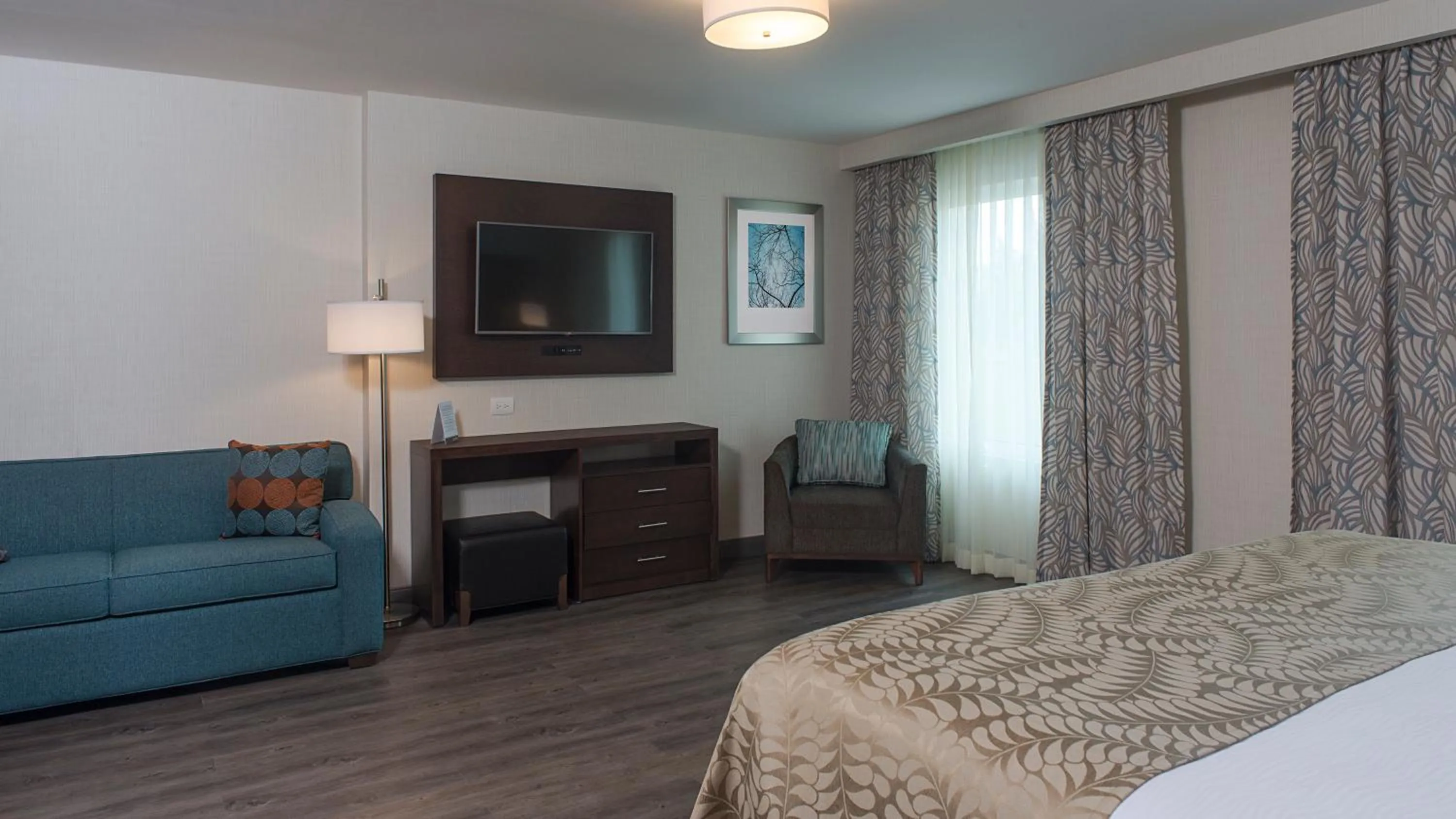 Photo of the whole room, Bed in Staybridge Suites Puebla by IHG