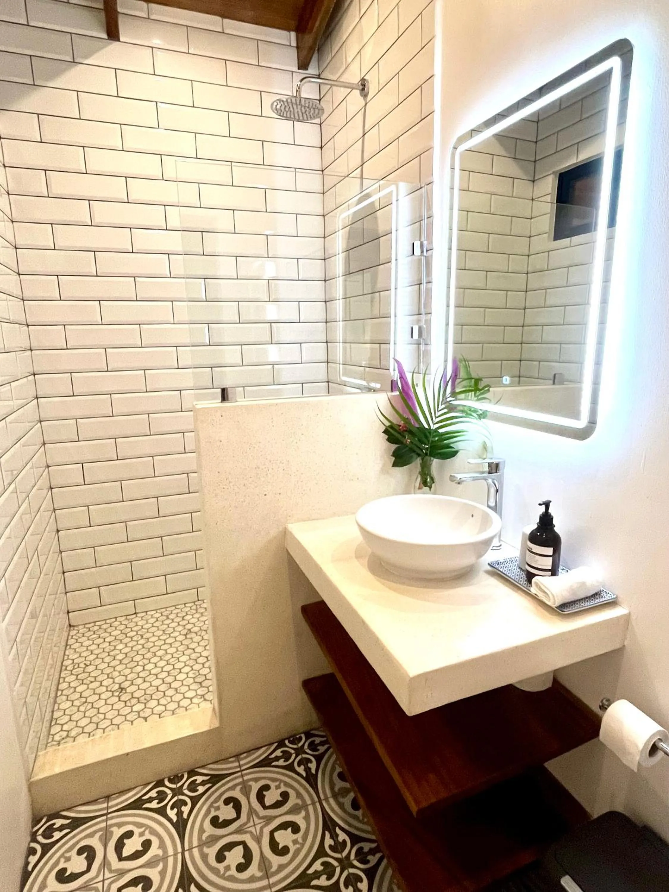 Bathroom in Makanas Beach Bungalows
