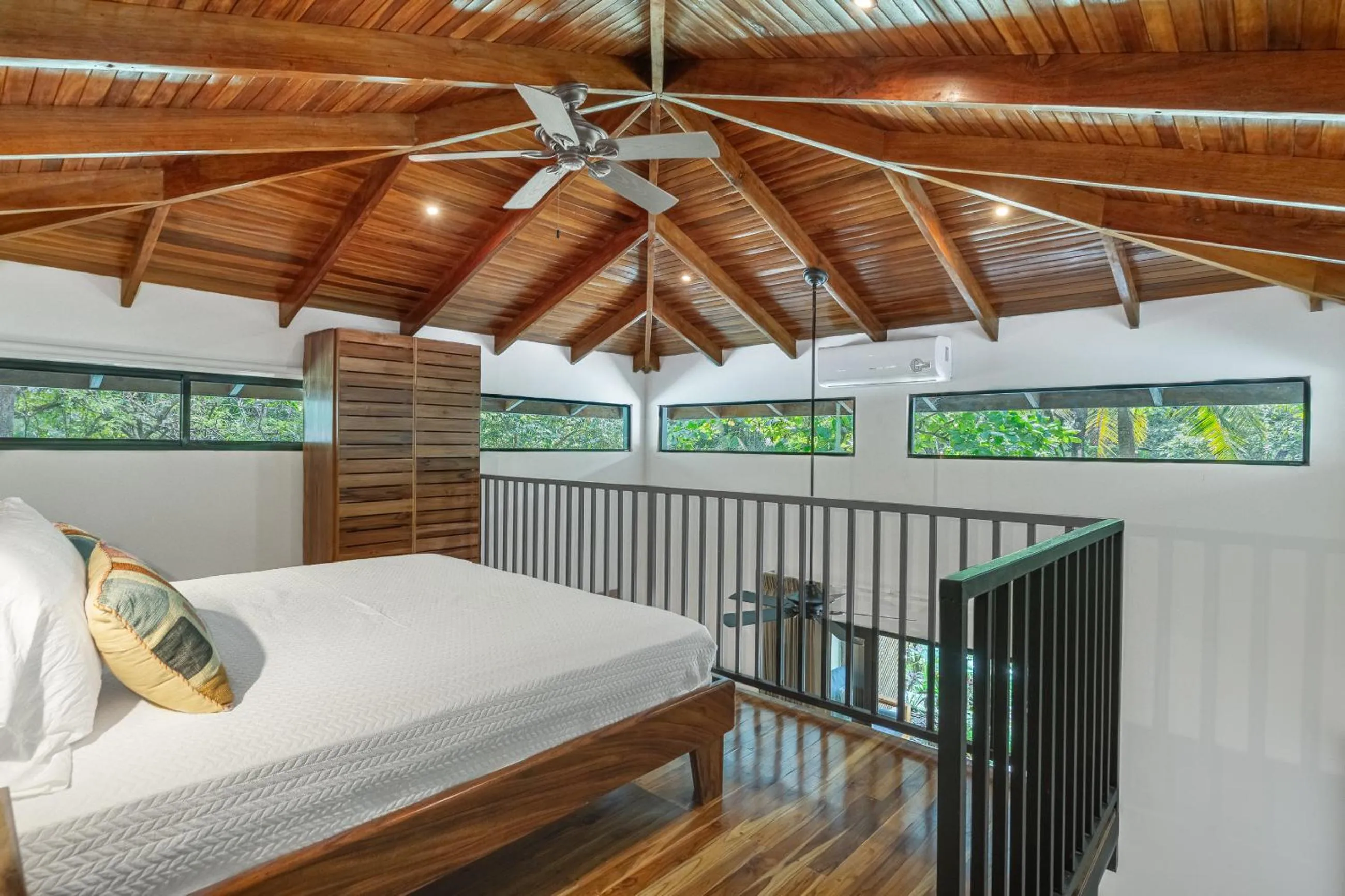 Bedroom, Bed in Makanas Beach Bungalows