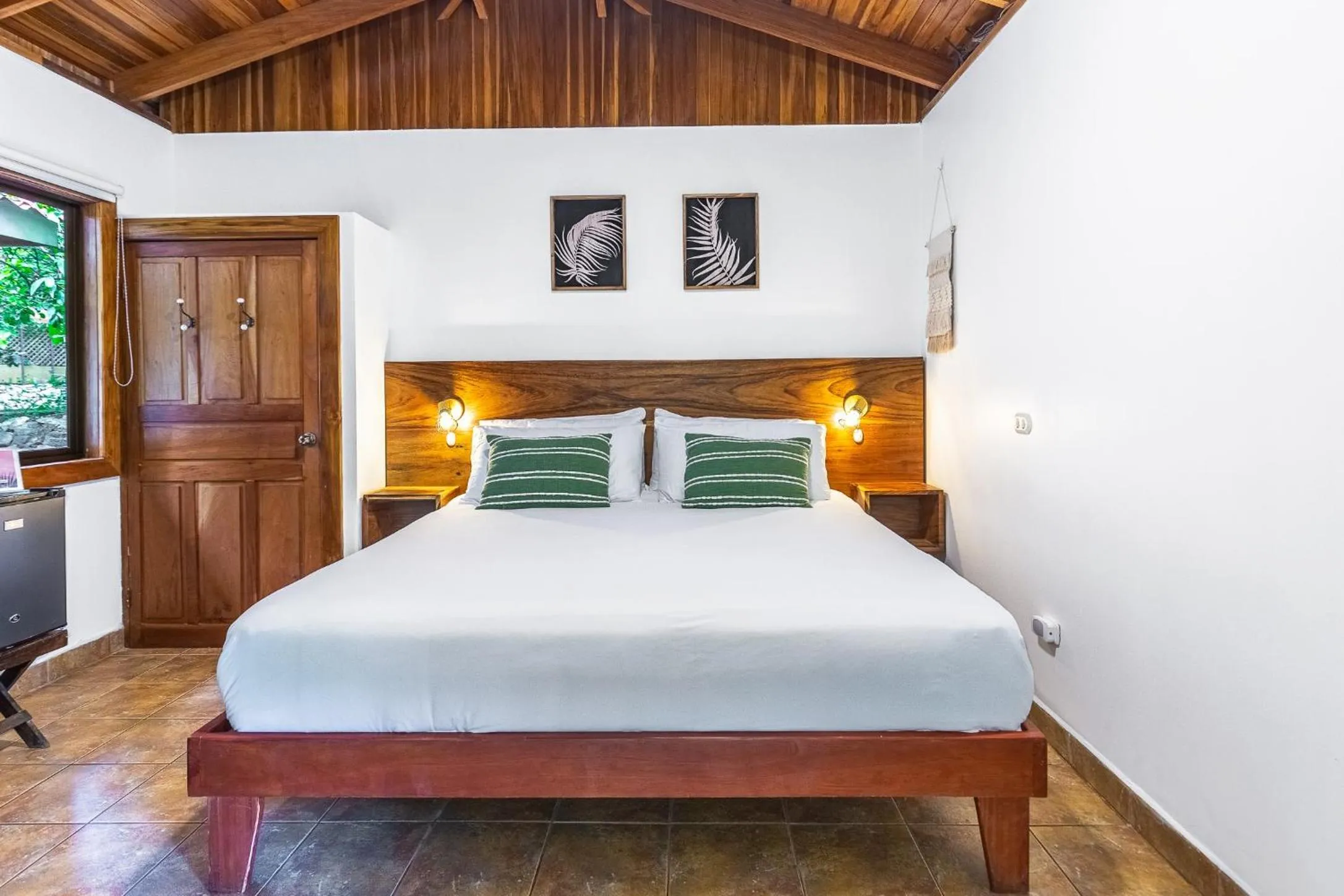 Bedroom, Bed in Makanas Beach Bungalows