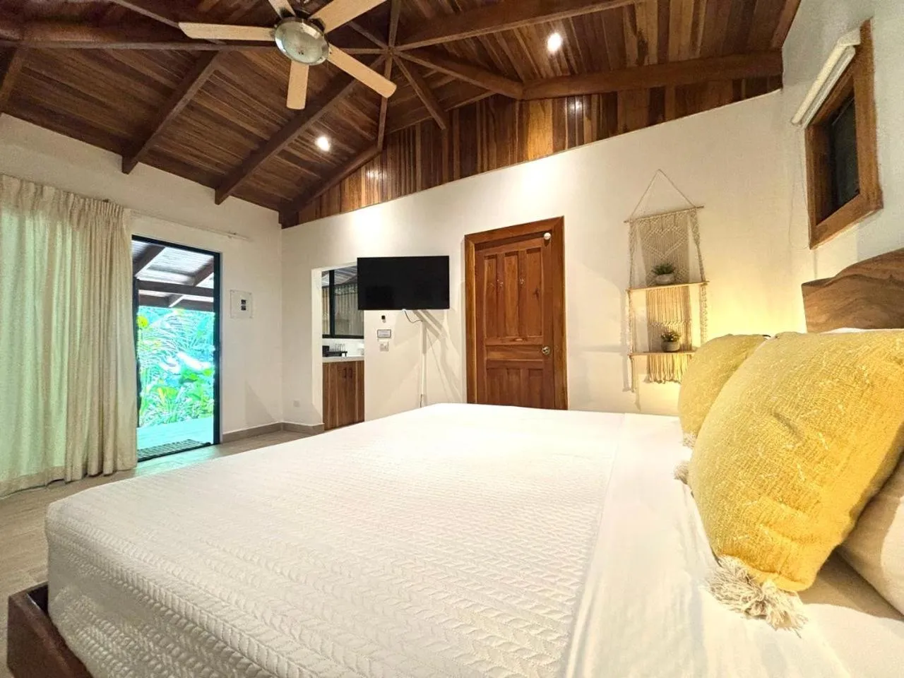 Bed in Makanas Beach Bungalows