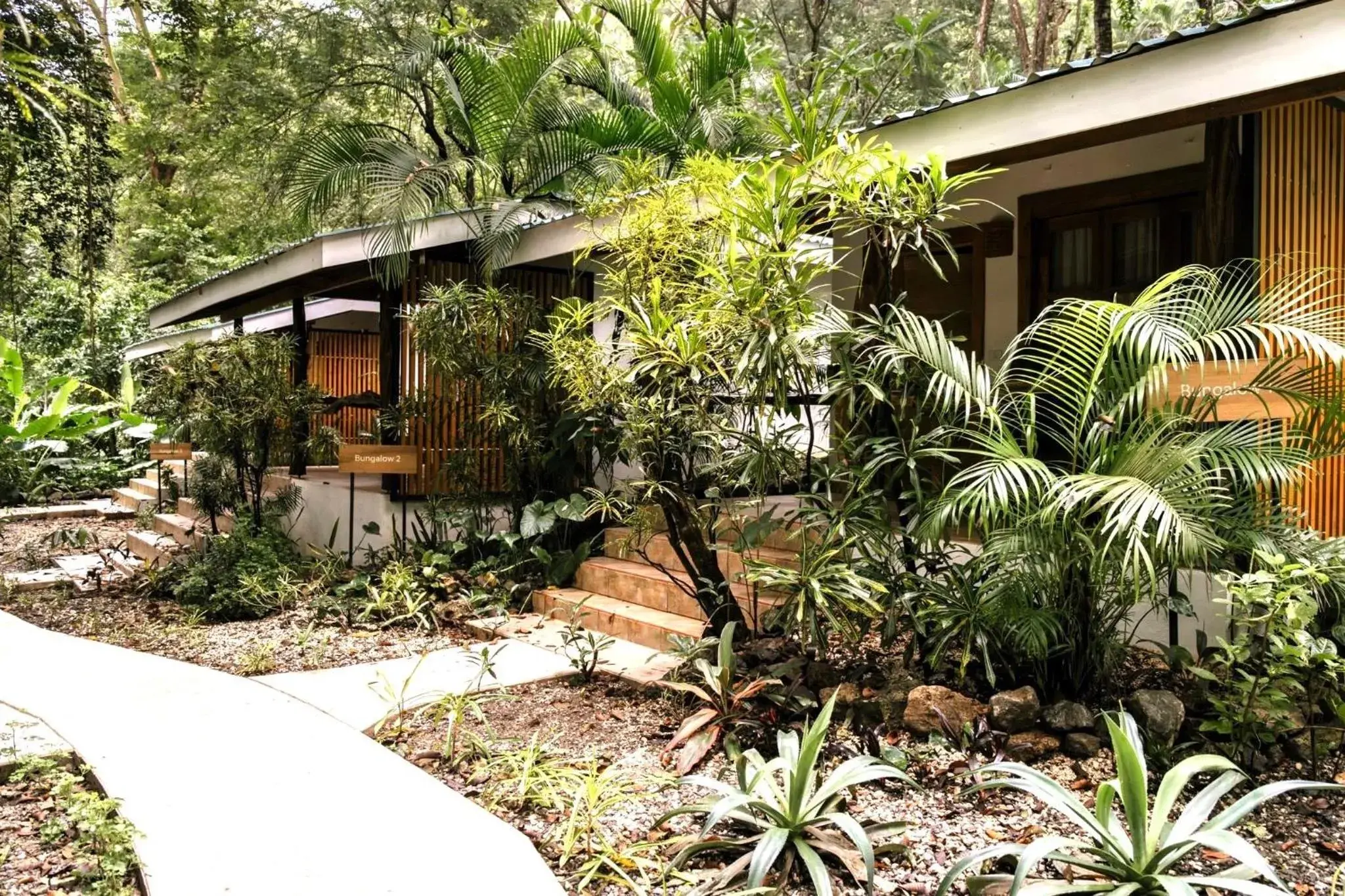 Makanas Beach Bungalows Makanas Beach Bungalows