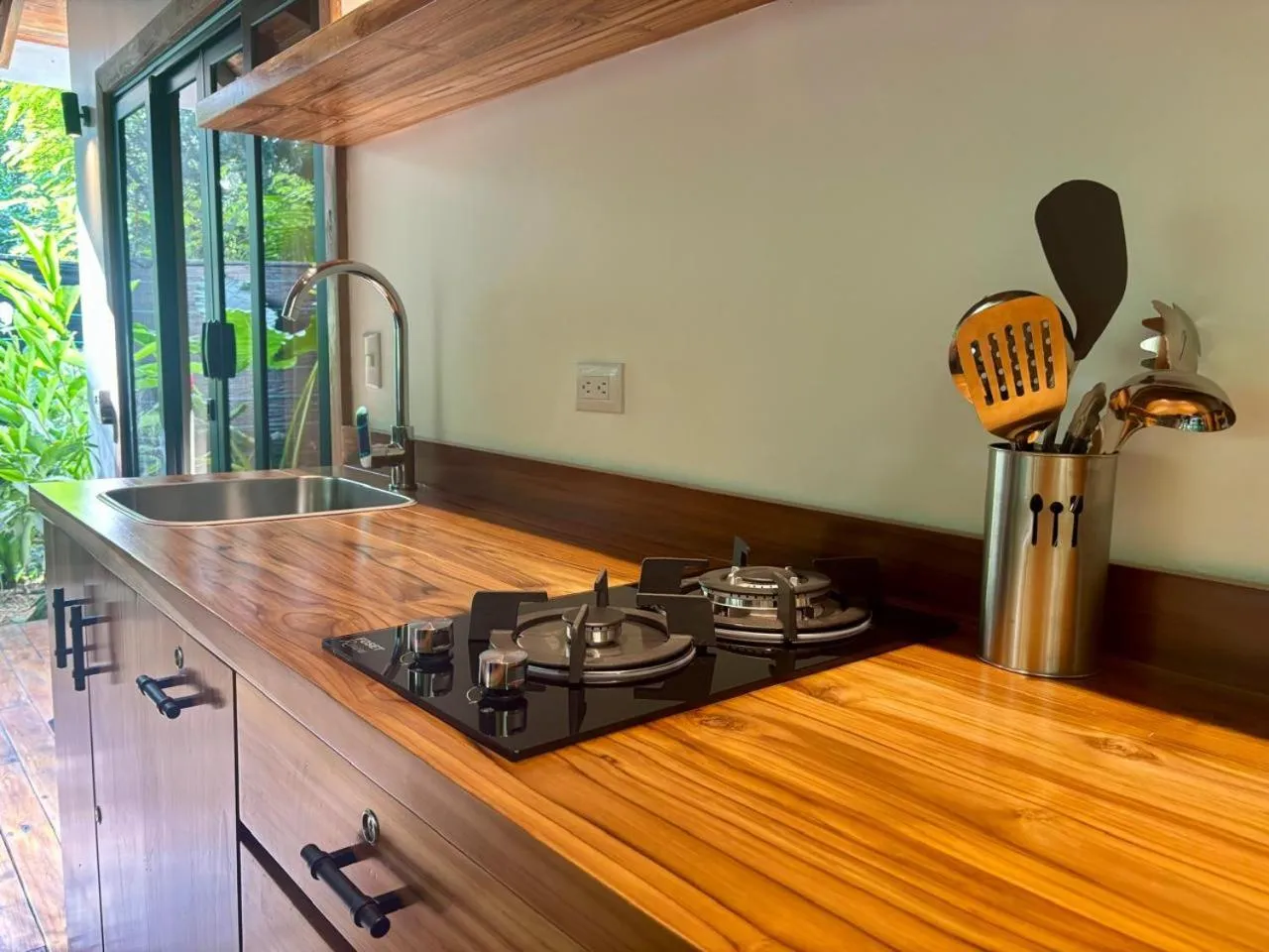 Kitchen or kitchenette in Makanas Beach Bungalows