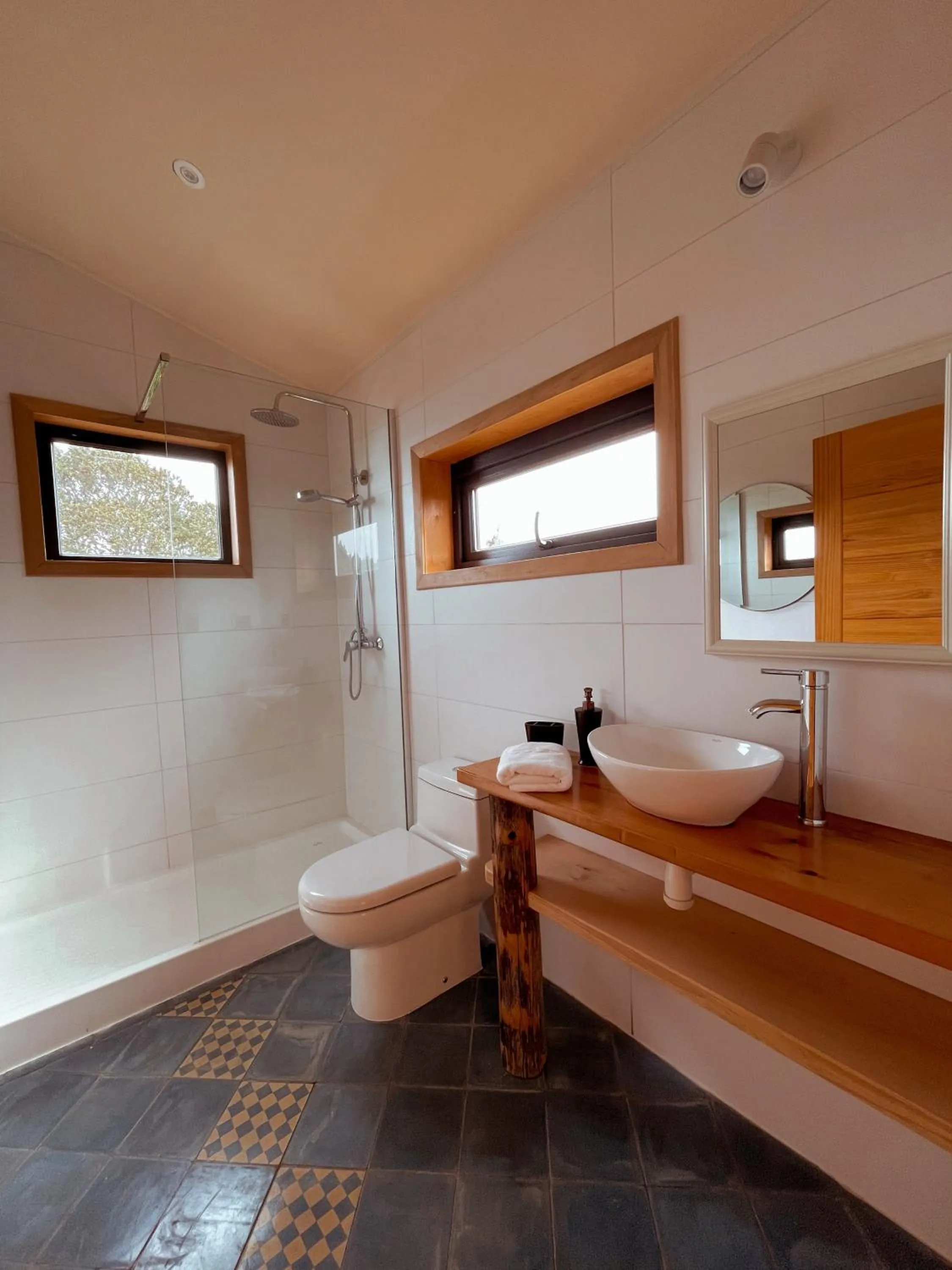 Shower in Refugio Pullao