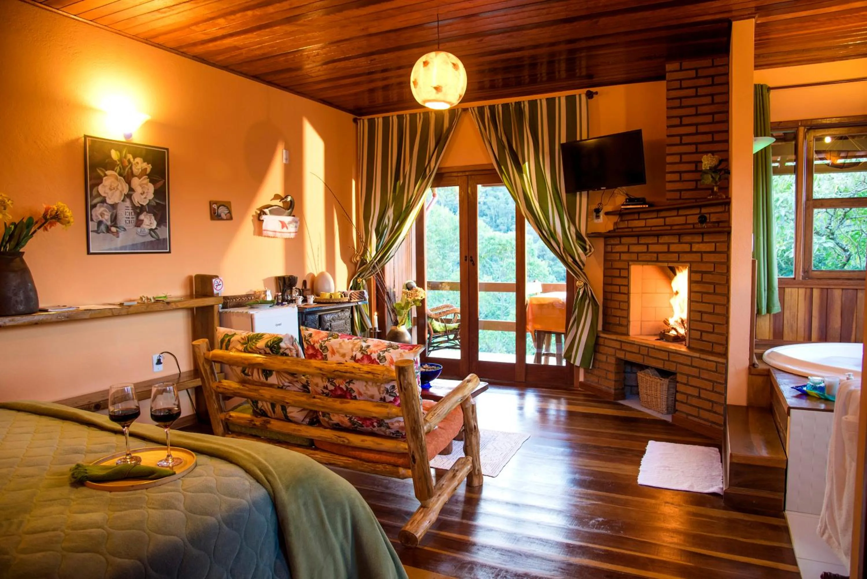 Living room, Bed in Pousada Verde Água Visconde de Mauá