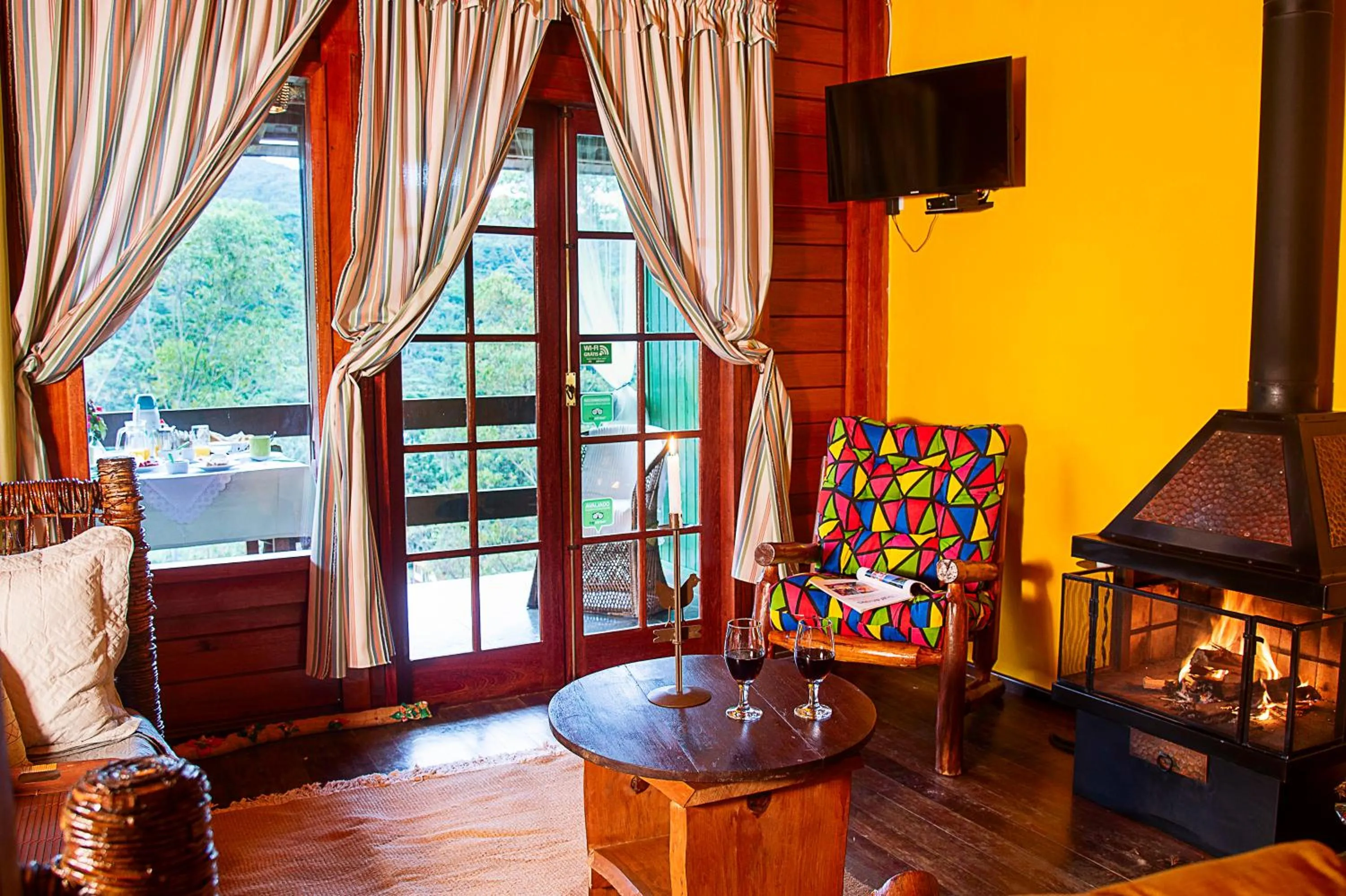 Communal lounge/ TV room in Pousada Verde Água Visconde de Mauá
