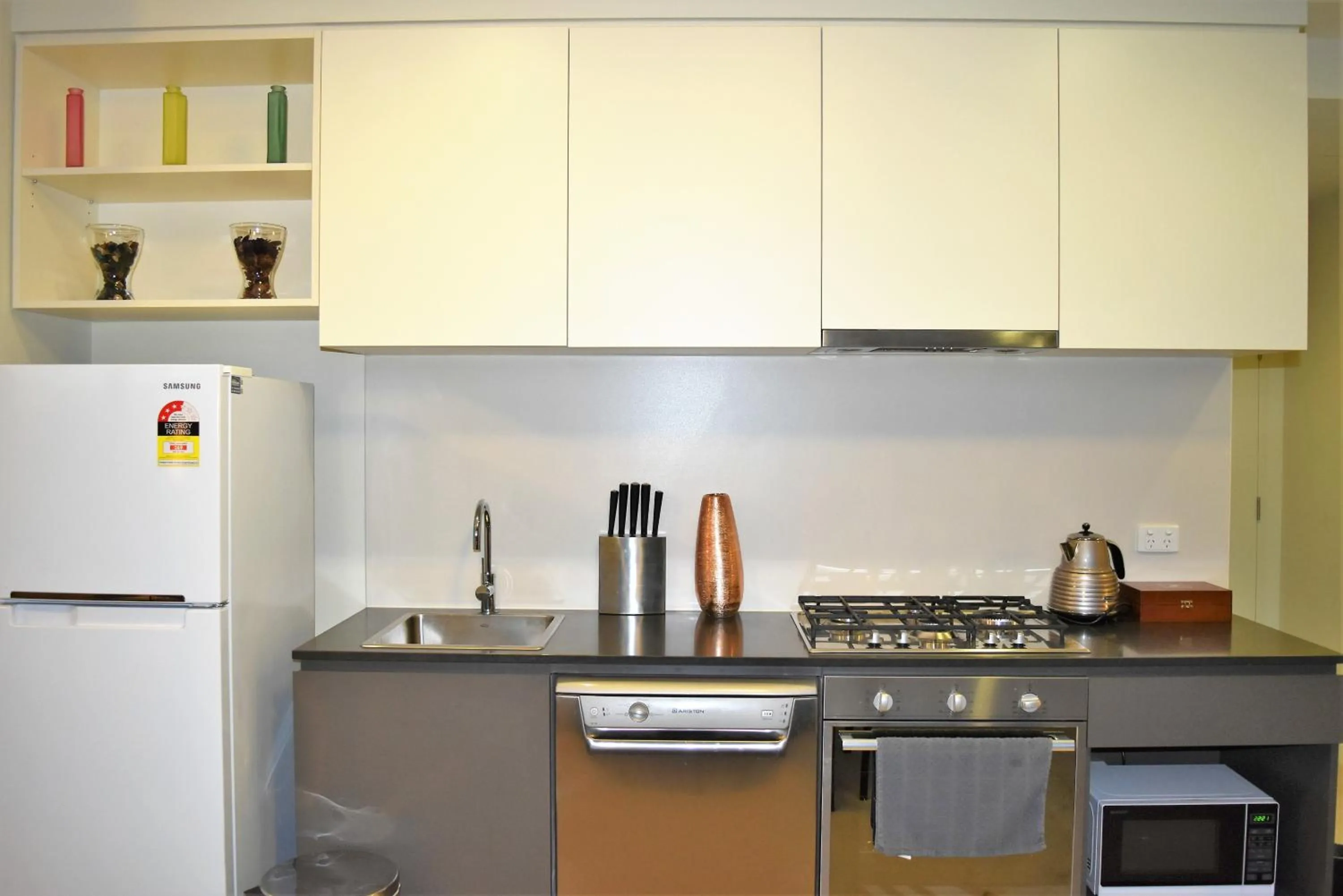 Kitchen or kitchenette, Kitchen/Kitchenette in Melbourne SkyHigh Apartments