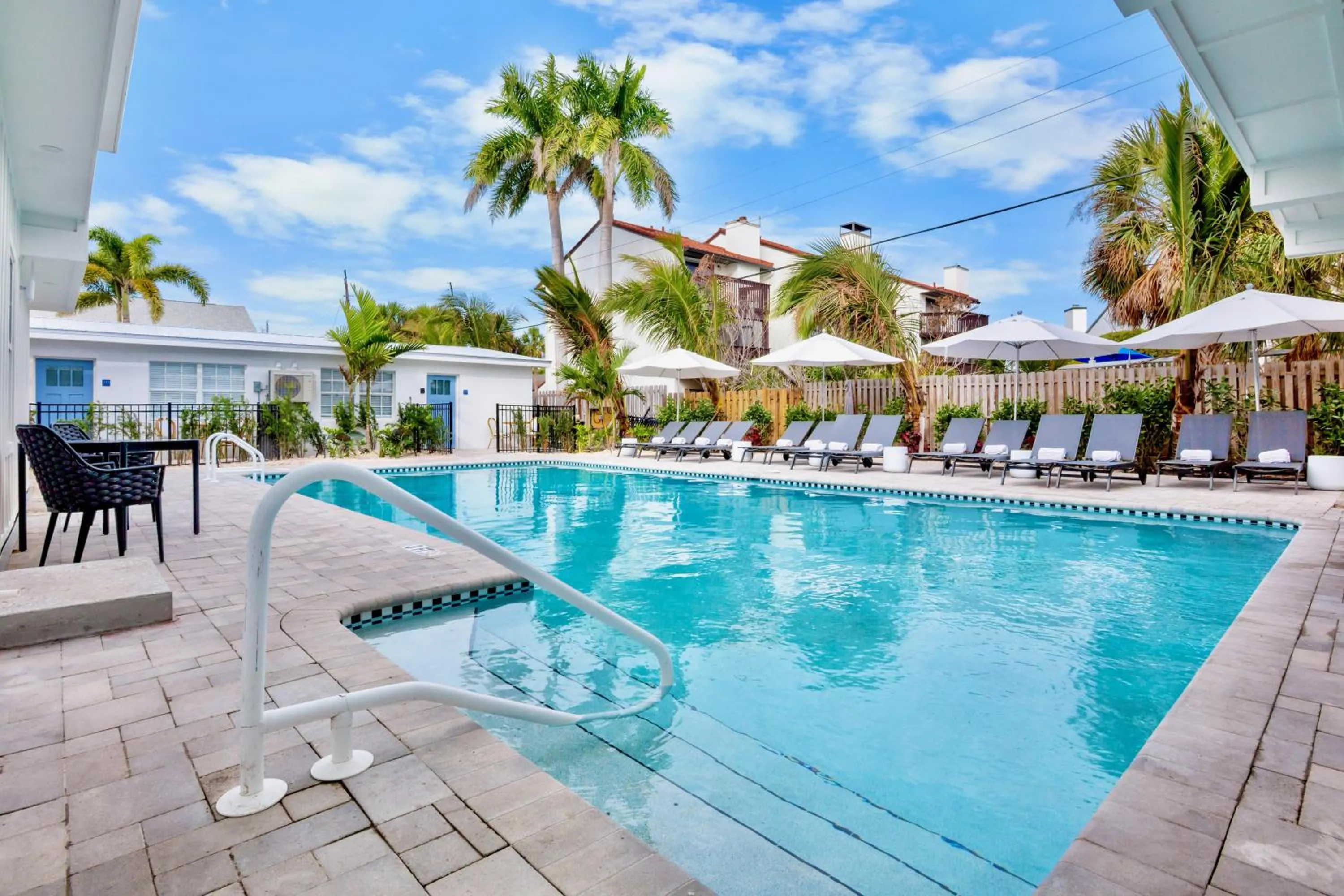 Swimming pool in Azul Resort Siesta Key