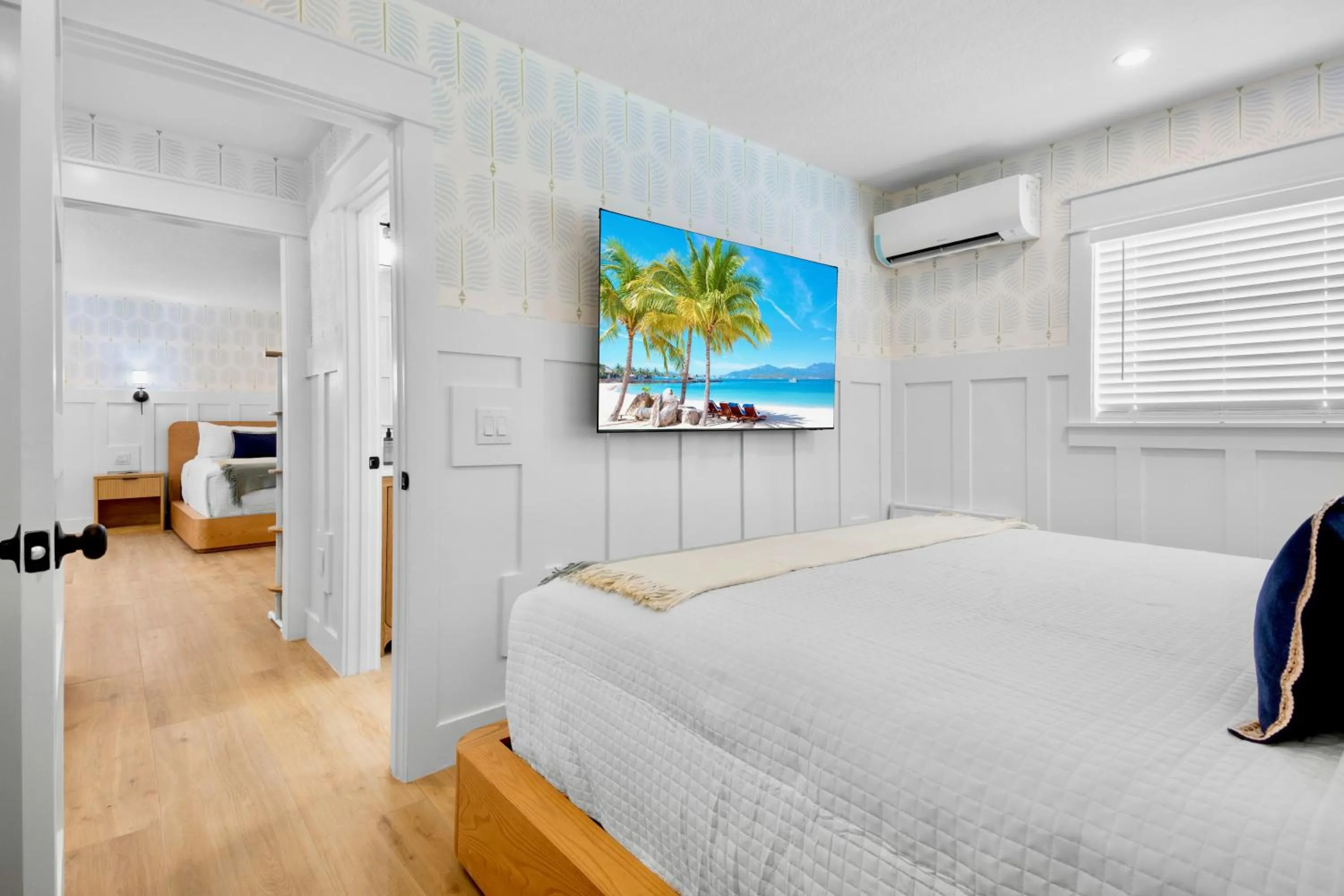 Photo of the whole room, Bed in Azul Resort Siesta Key