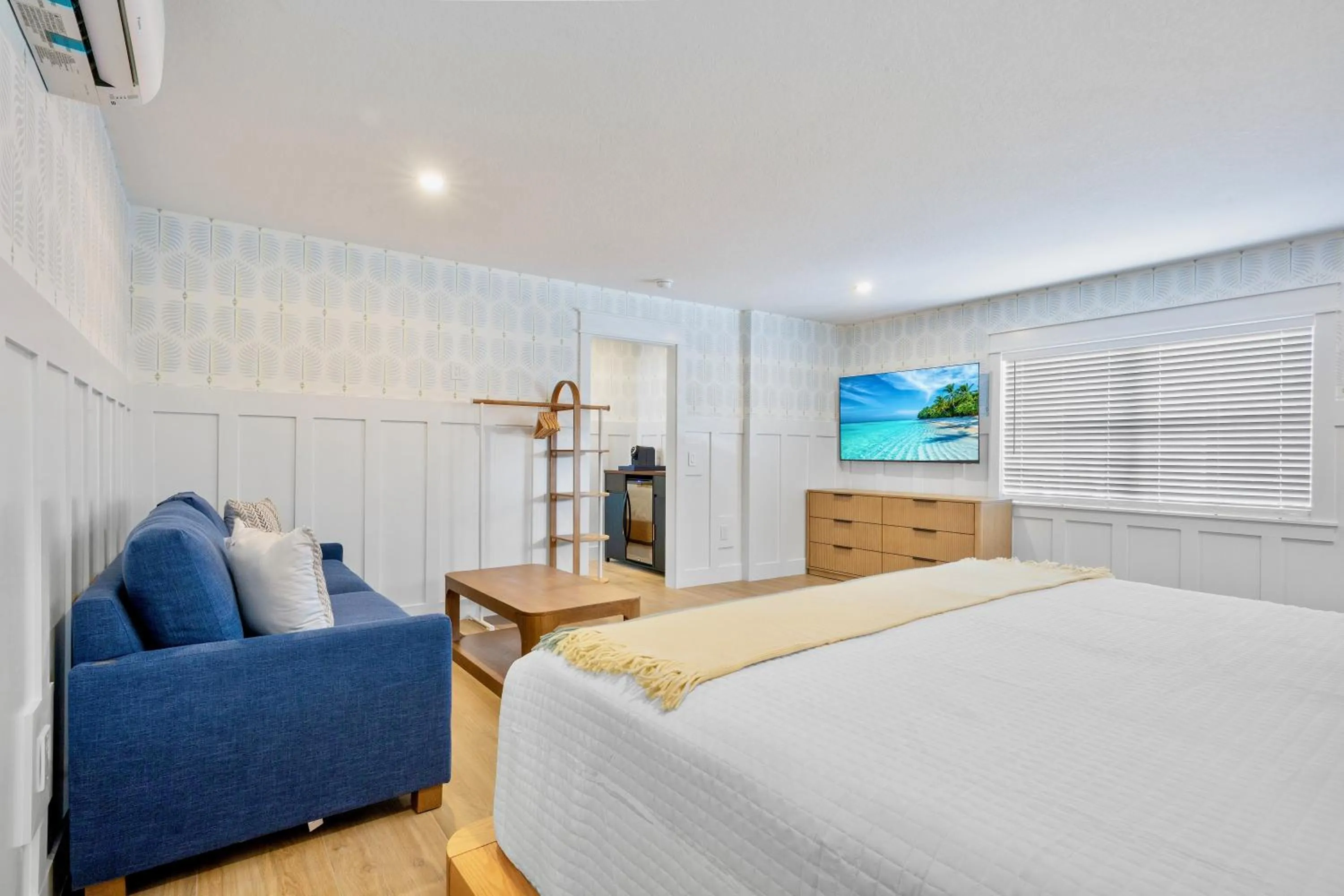 Photo of the whole room, Bed in Azul Resort Siesta Key