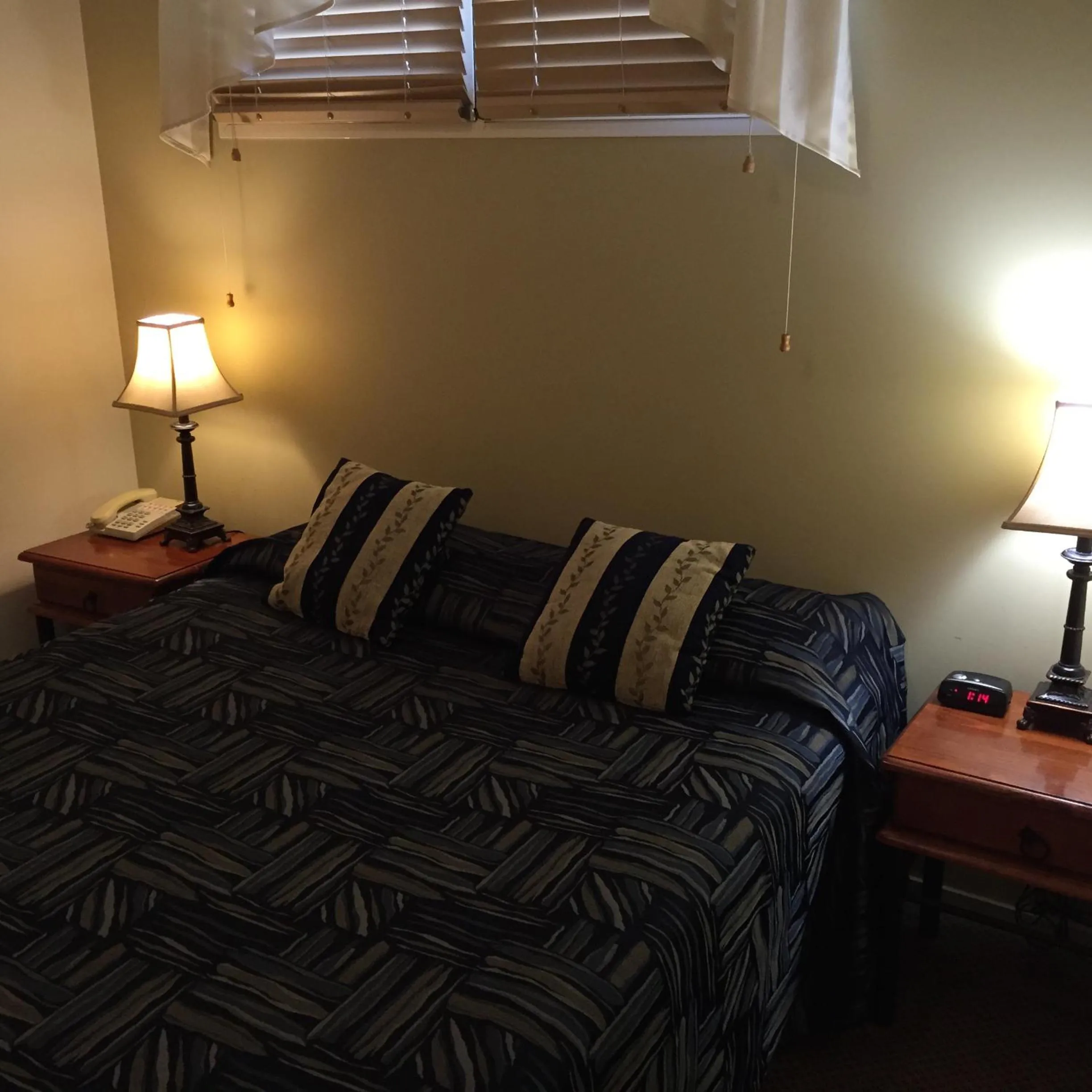 Bed in Criterion Hotel-Motel Rockhampton