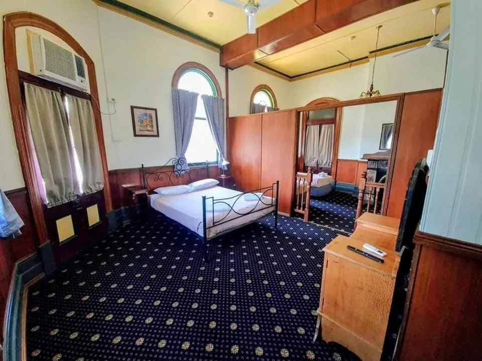Bed in Criterion Hotel-Motel Rockhampton