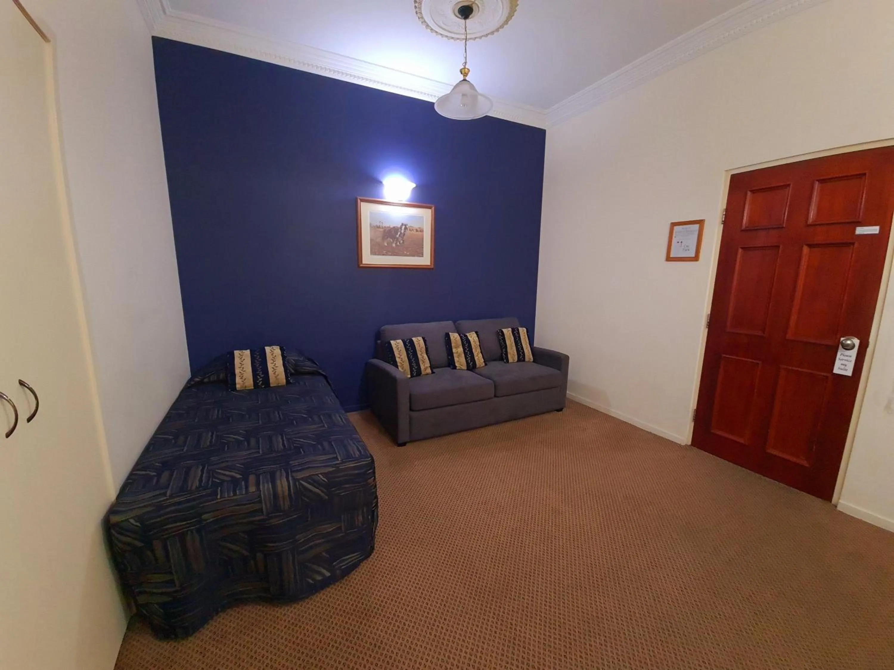 Bed in Criterion Hotel-Motel Rockhampton