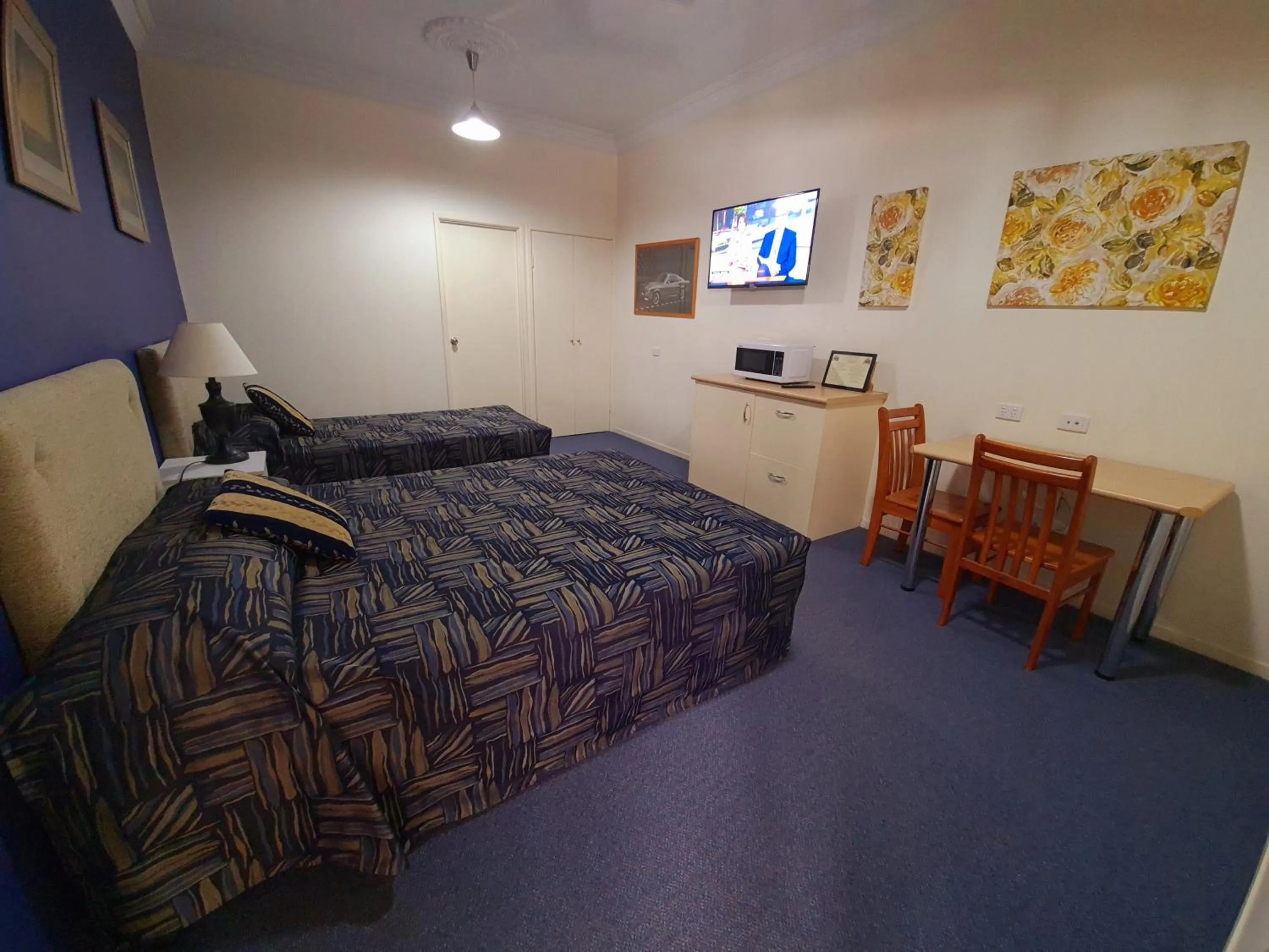 Bed in Criterion Hotel-Motel Rockhampton