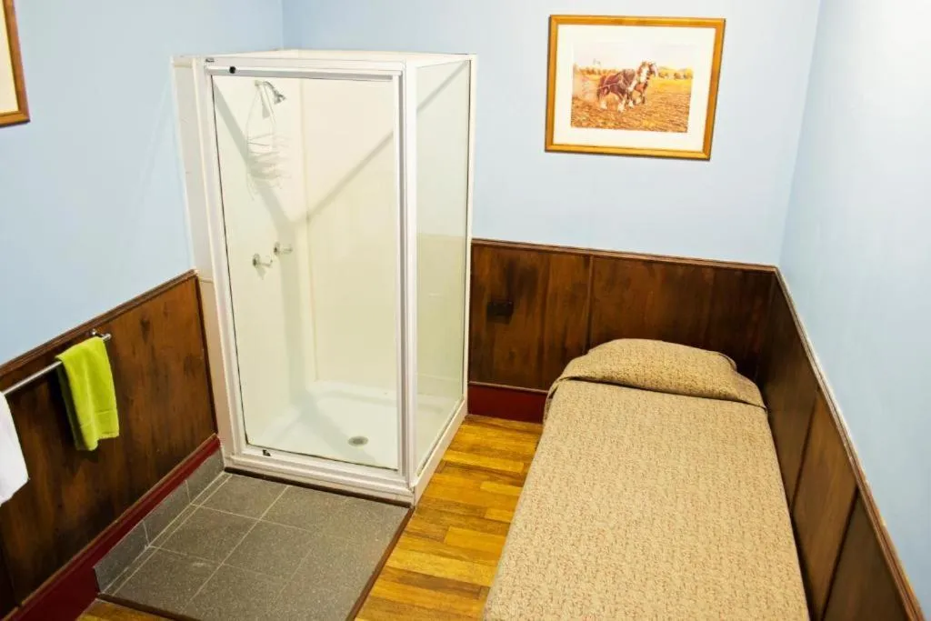 Shower in Criterion Hotel-Motel Rockhampton