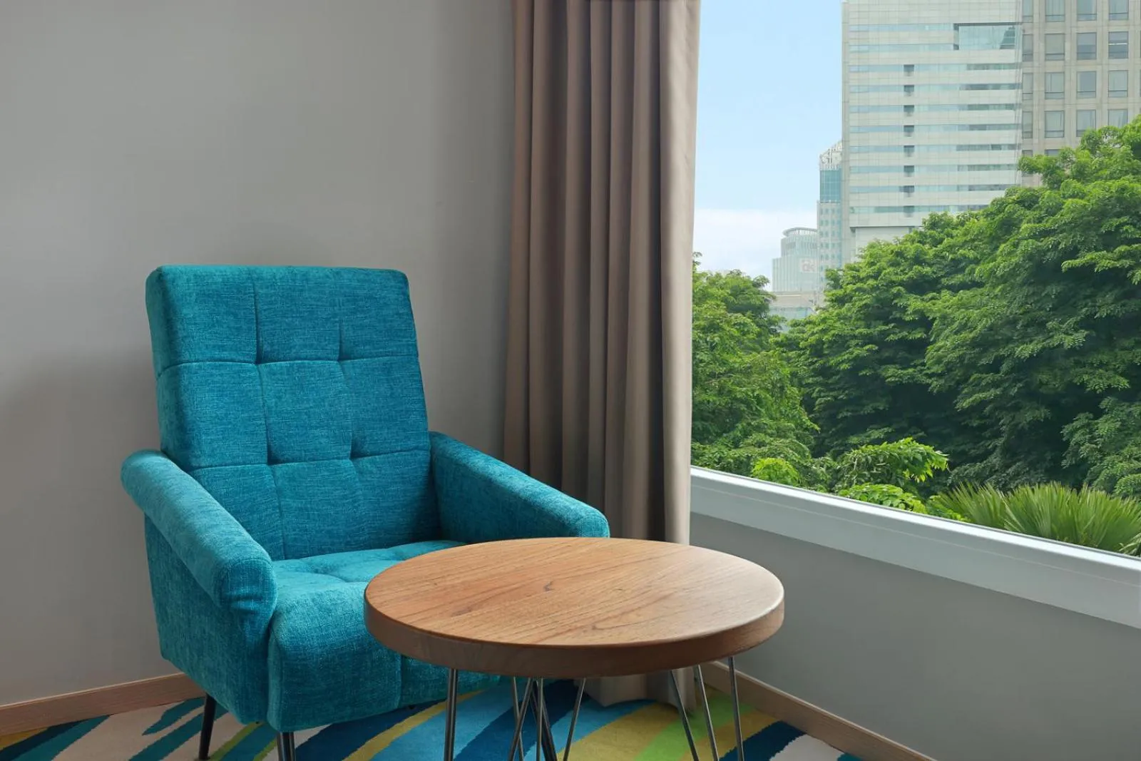 Living room in Holiday Inn Express Jakarta Wahid Hasyim by IHG