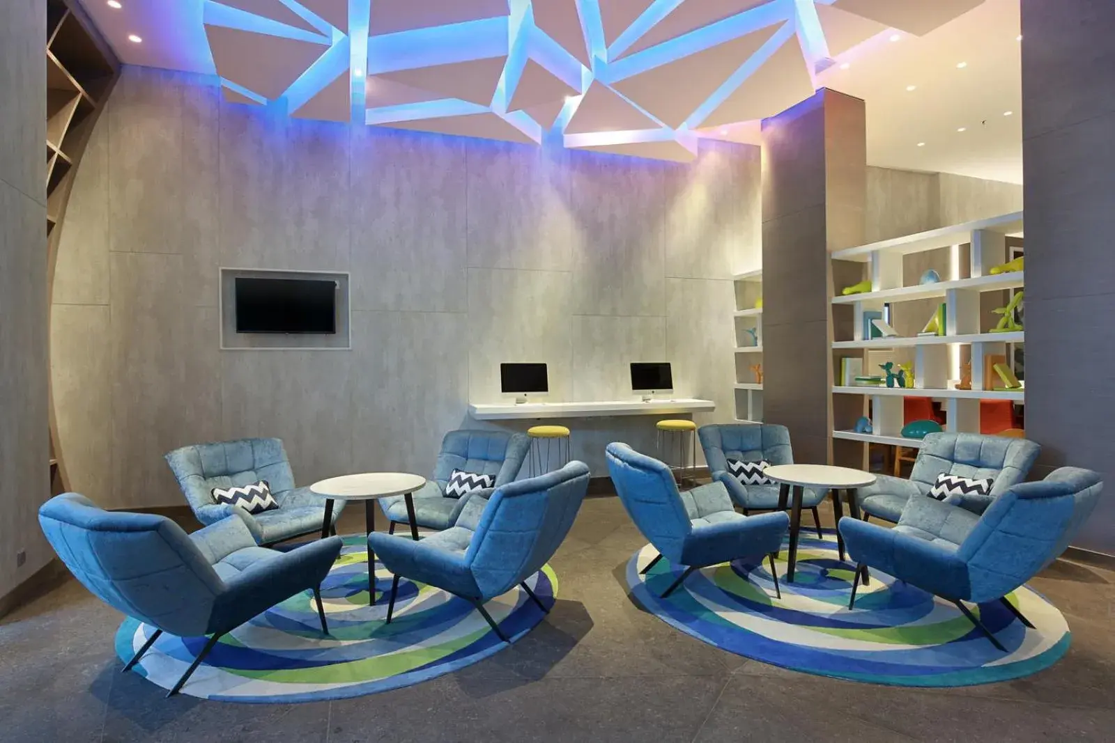 Lobby or reception in Holiday Inn Express Jakarta Wahid Hasyim by IHG Lobby or reception in Holiday Inn Express Jakarta Wahid Hasyim by IHG