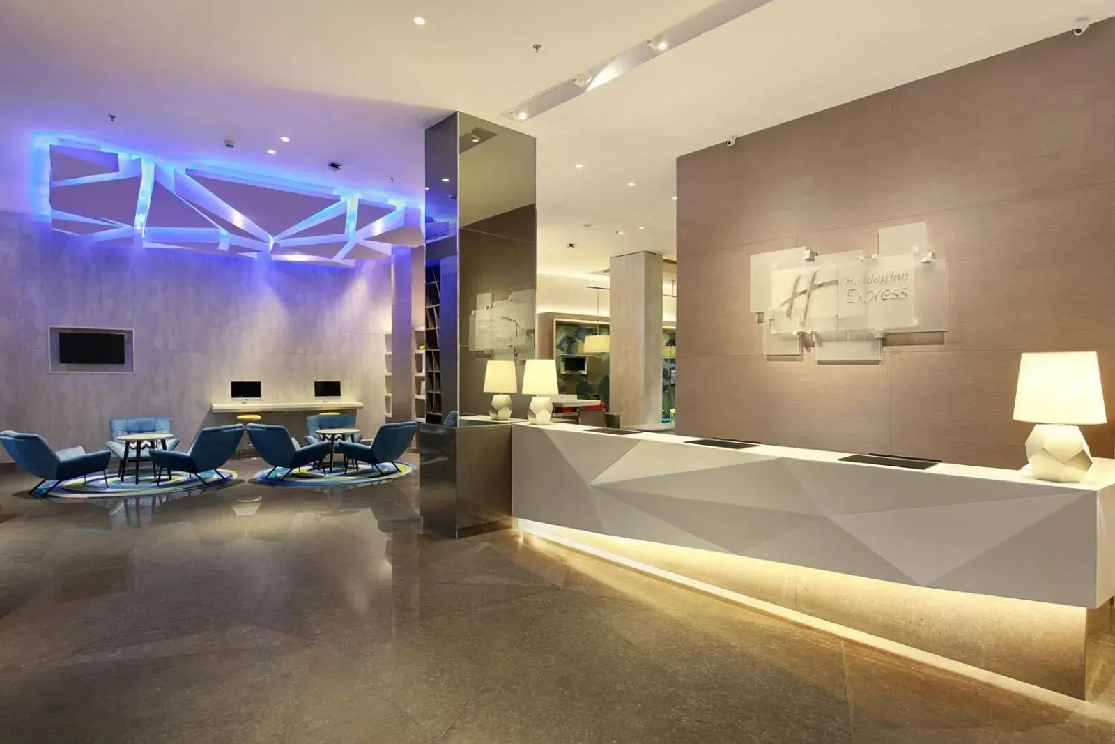 Lobby or reception in Holiday Inn Express Jakarta Wahid Hasyim by IHG Lobby or reception in Holiday Inn Express Jakarta Wahid Hasyim by IHG
