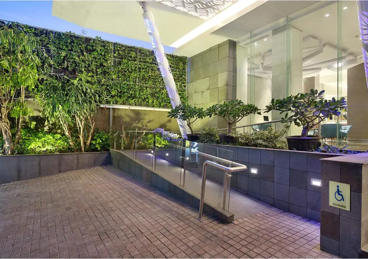 Property building in Holiday Inn Express Jakarta Wahid Hasyim by IHG Property building in Holiday Inn Express Jakarta Wahid Hasyim by IHG