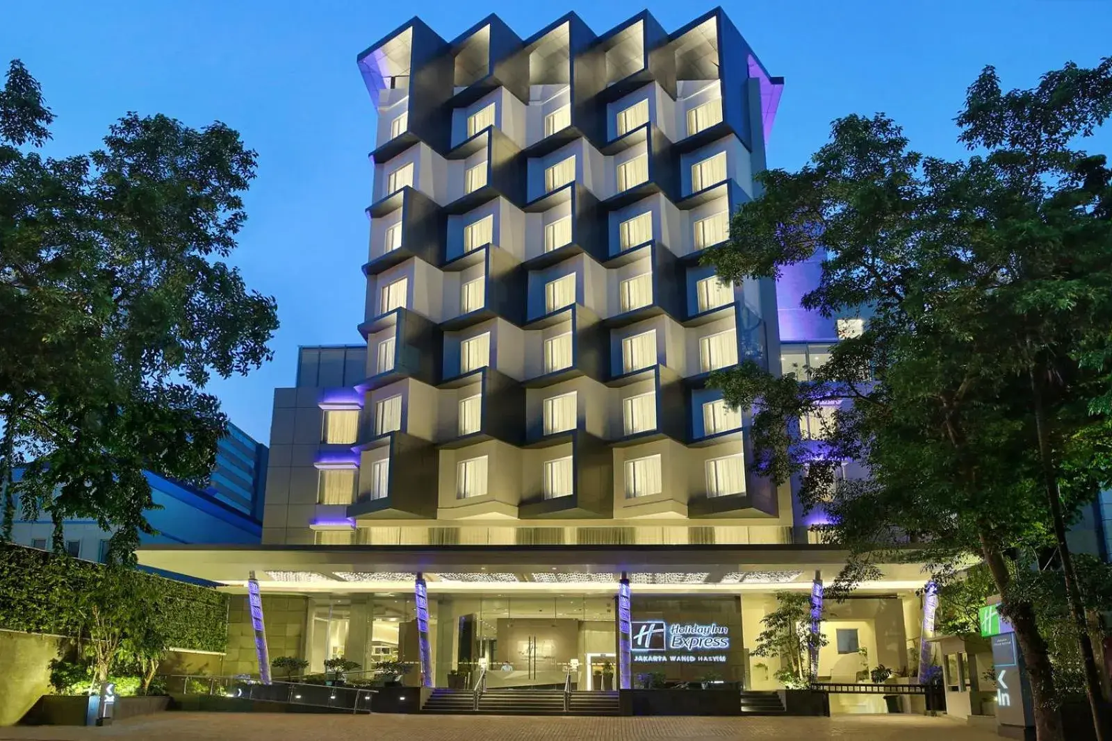 Property building in Holiday Inn Express Jakarta Wahid Hasyim by IHG Property building in Holiday Inn Express Jakarta Wahid Hasyim by IHG