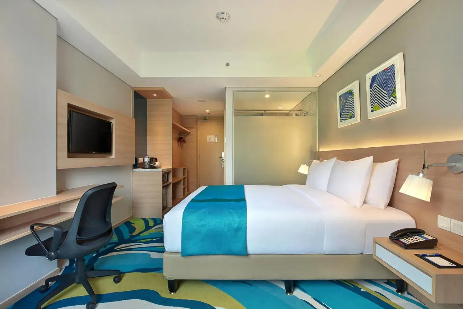 Photo of the whole room, Bed in Holiday Inn Express Jakarta Wahid Hasyim by IHG Photo of the whole room, Bed in Holiday Inn Express Jakarta Wahid Hasyim by IHG