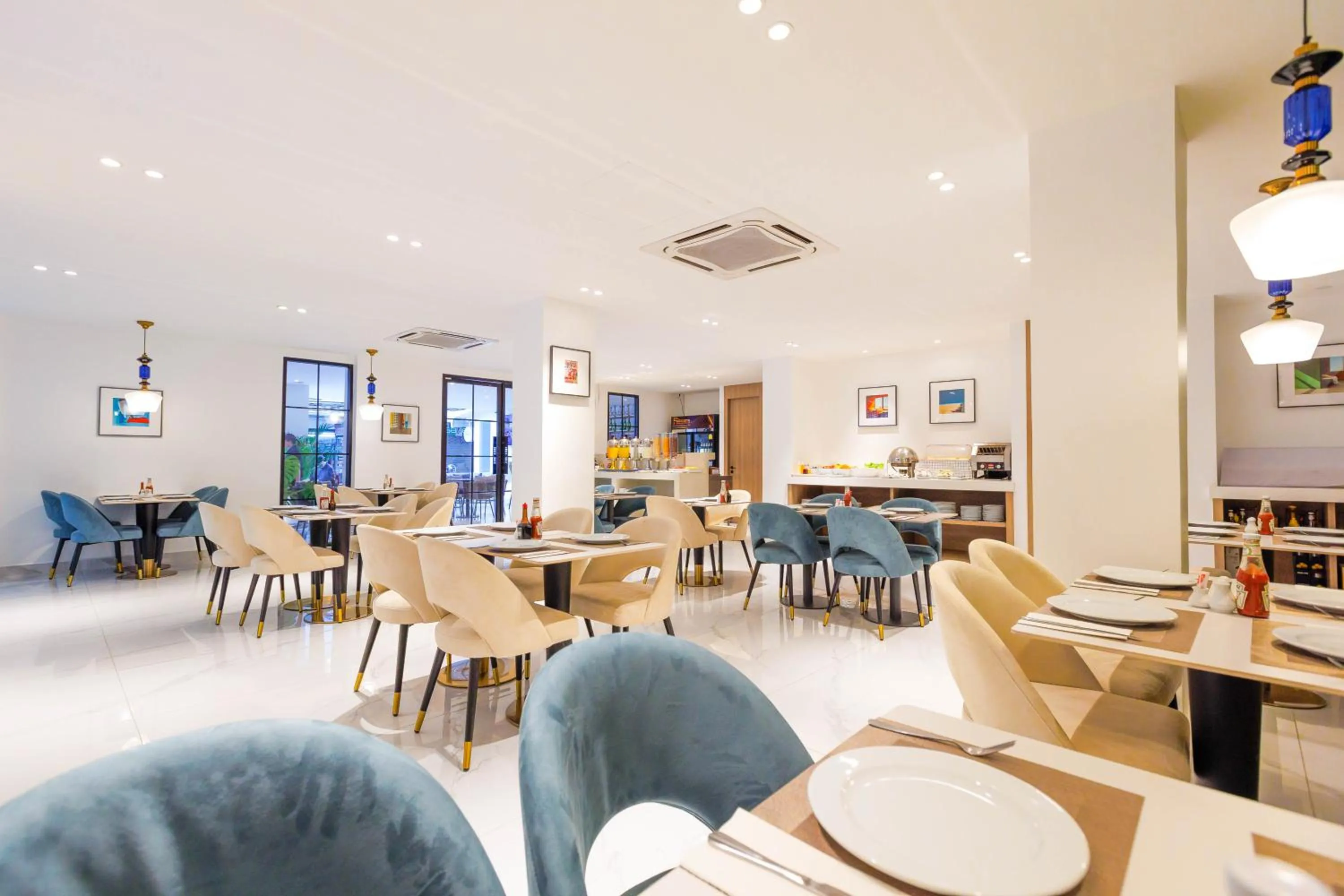 Restaurant/places to eat in The One Bay Breeze