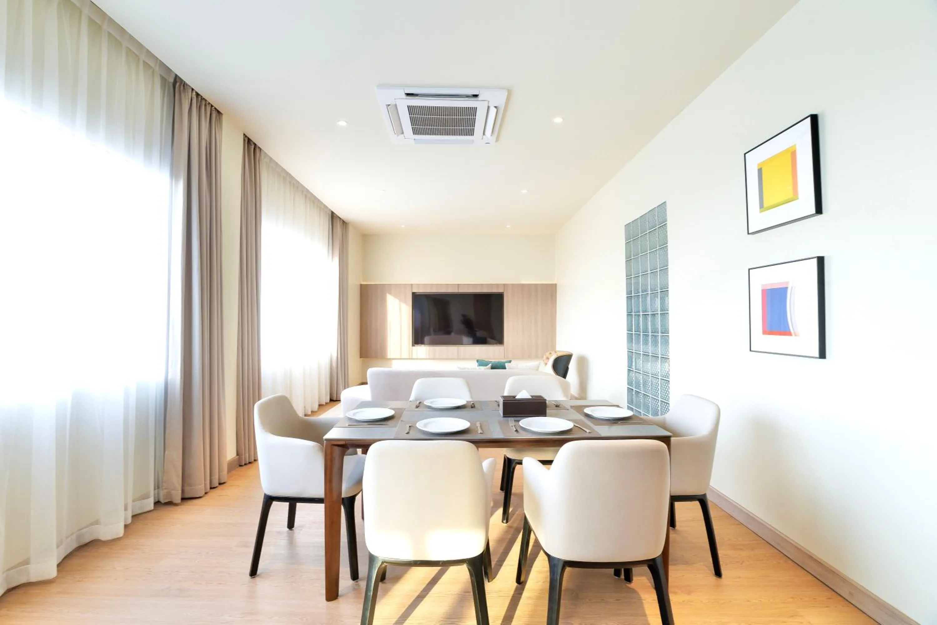 Restaurant/places to eat in The One Bay Breeze