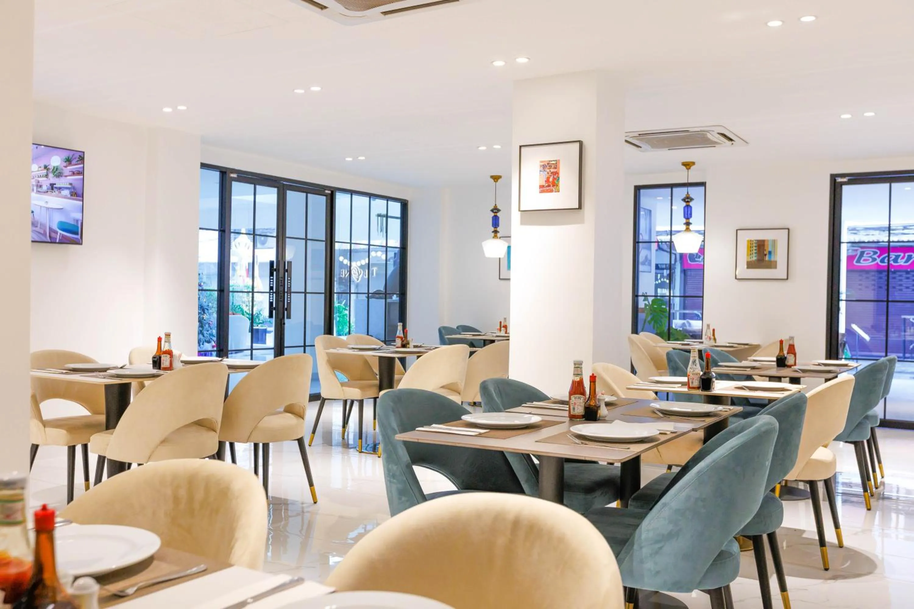 Restaurant/places to eat in The One Bay Breeze