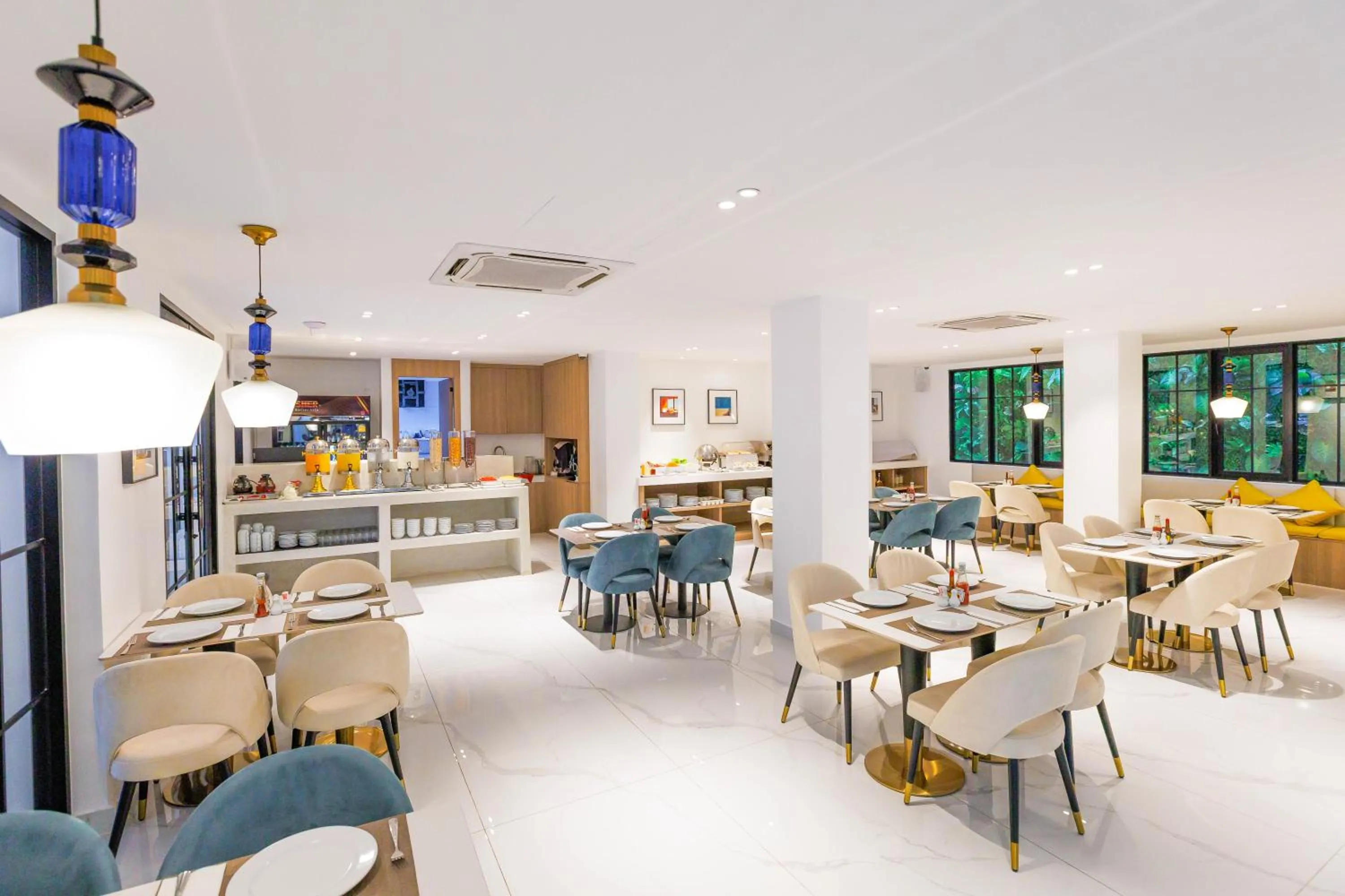 Restaurant/places to eat in The One Bay Breeze