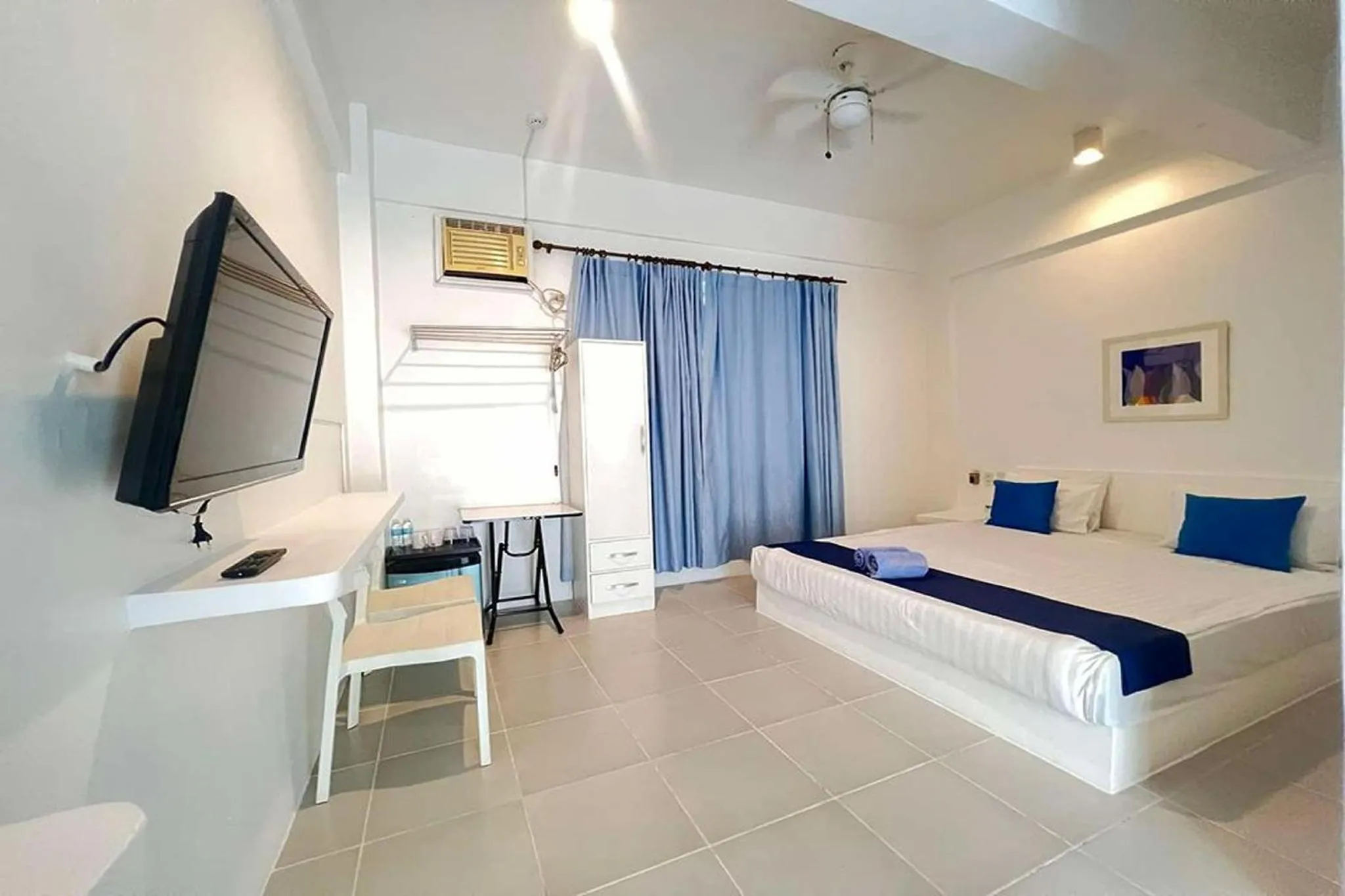 Photo of the whole room, Bed in Coron Bluewave Hotel