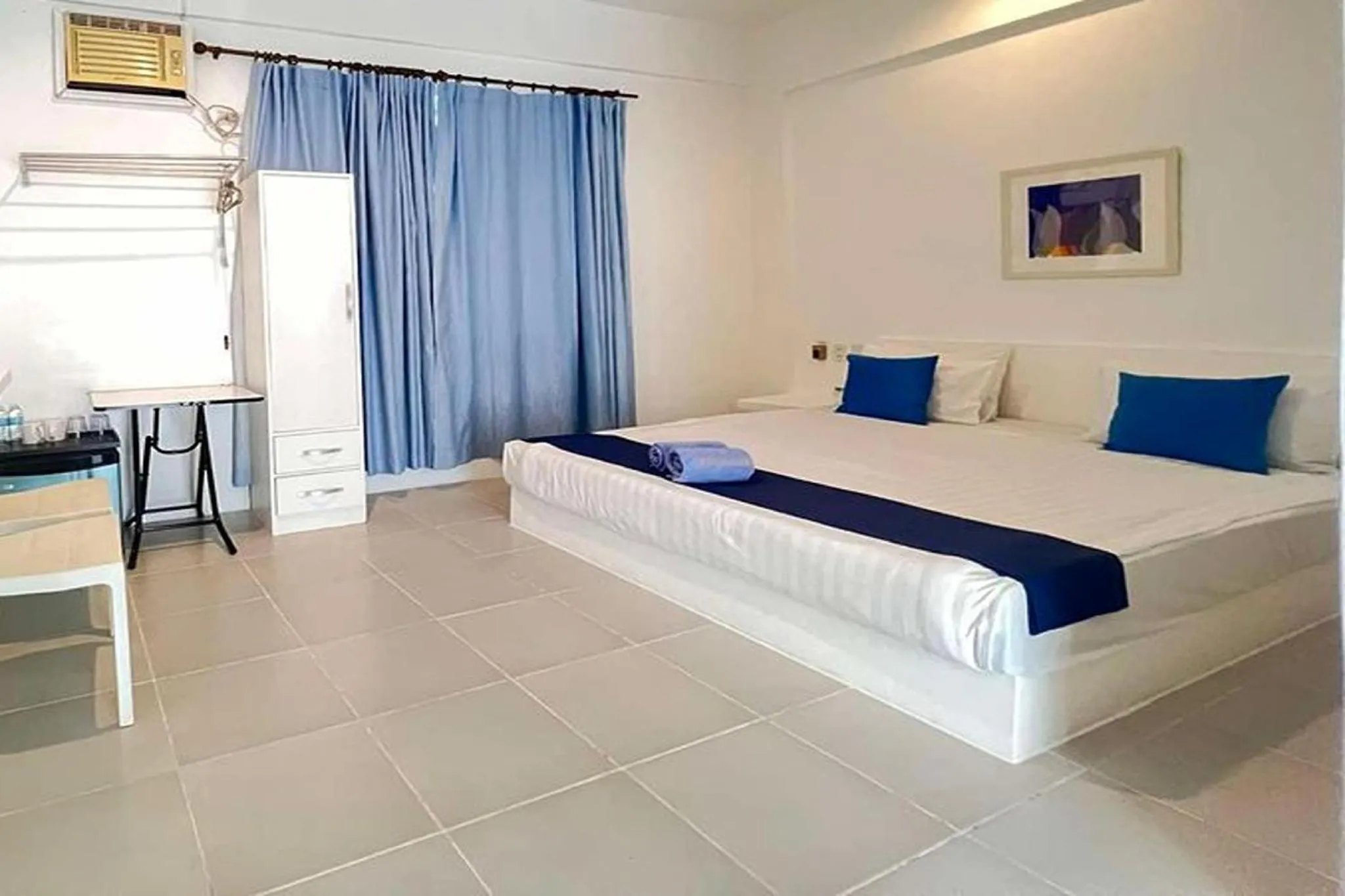 Photo of the whole room, Bed in Coron Bluewave Hotel