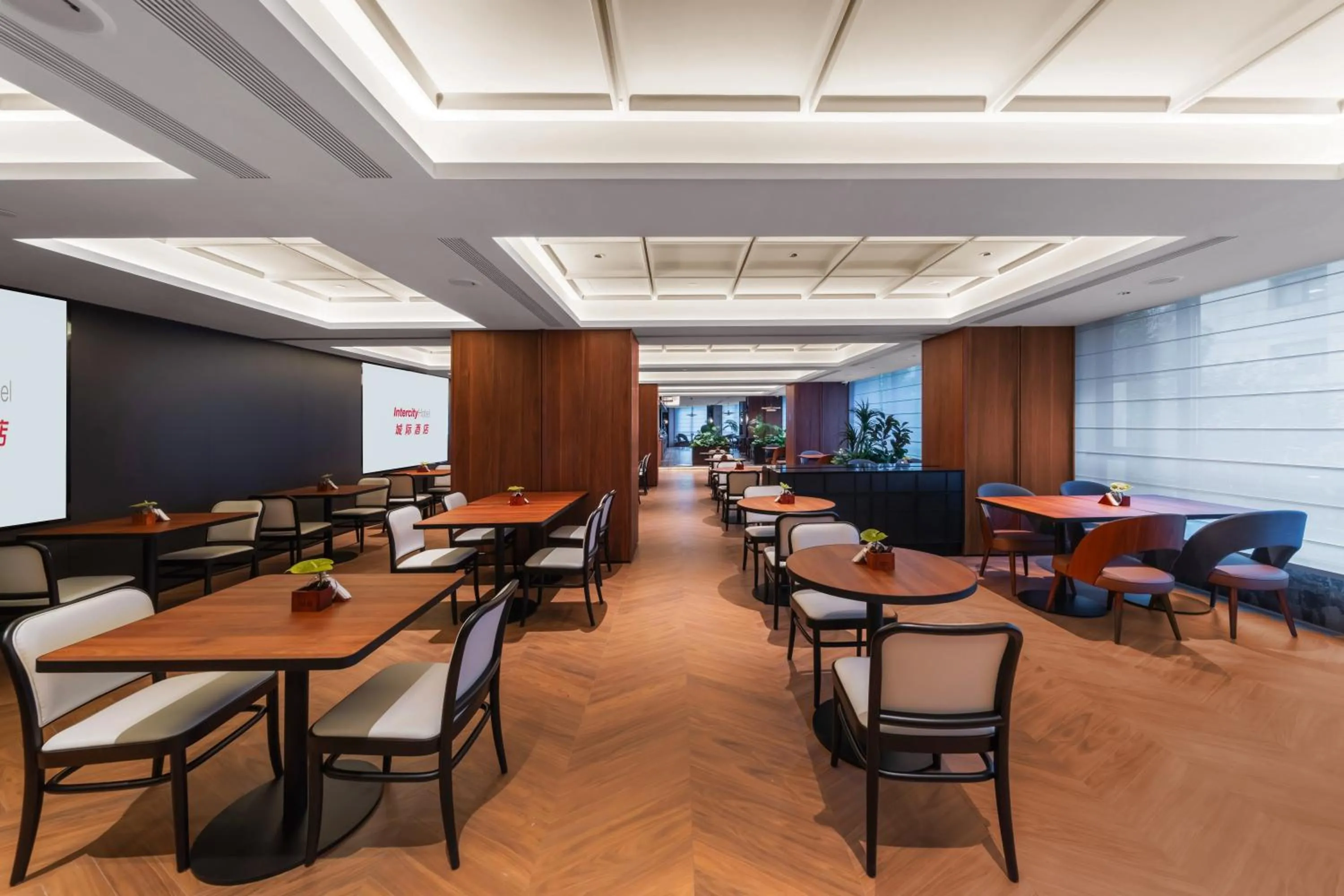 Restaurant/places to eat in Intercity Hotel Shanghai Nanjing Road Pedestrian Street The Bund