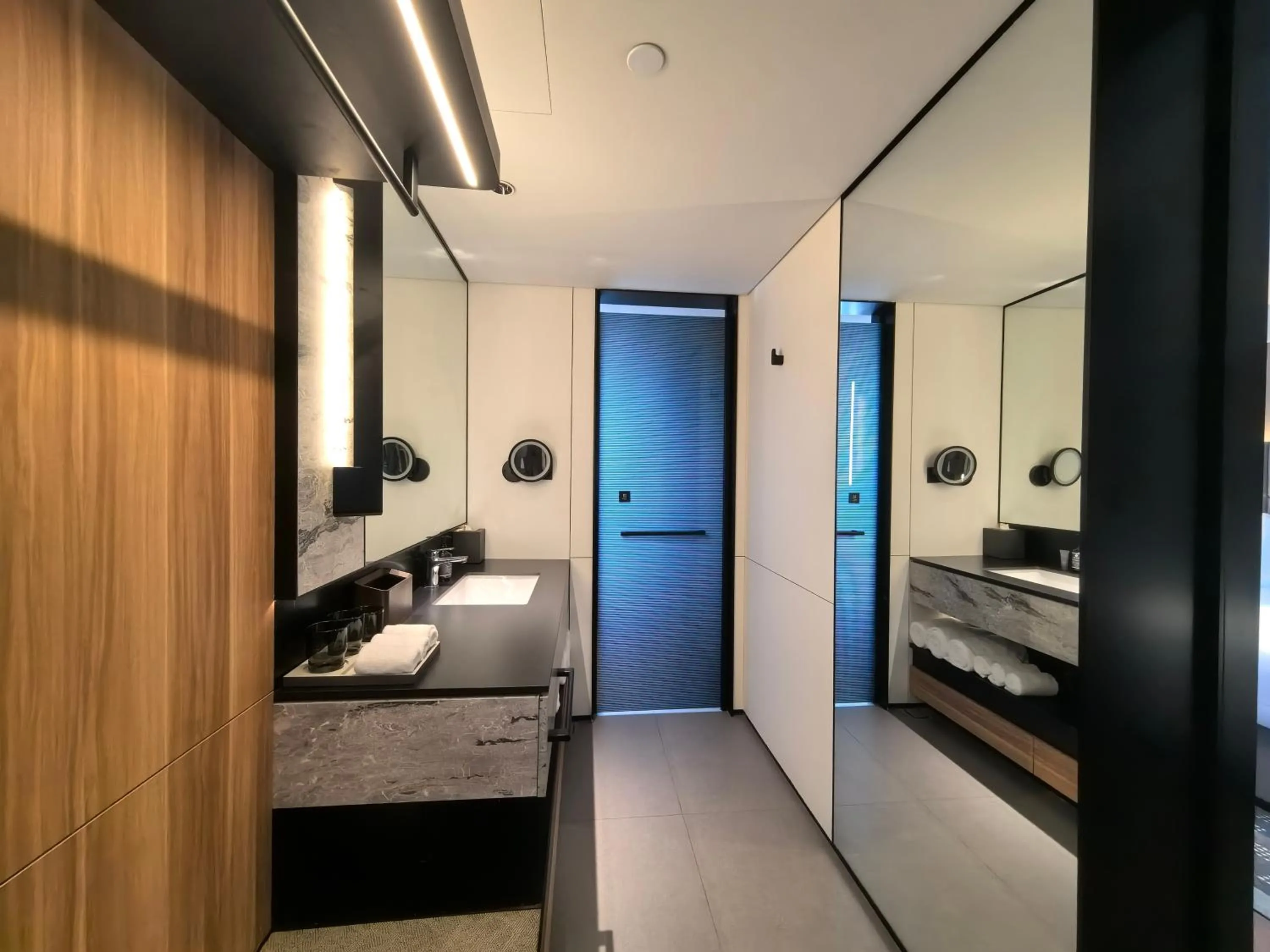 wardrobe, Bed in Intercity Hotel Shanghai Nanjing Road Pedestrian Street The Bund