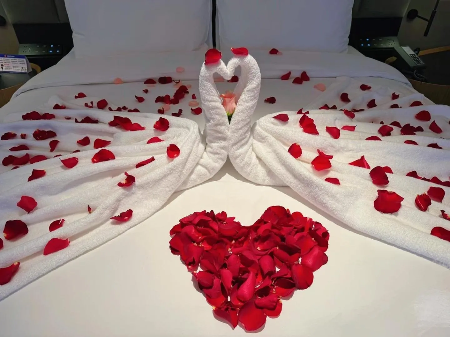 room service, Bed in Intercity Hotel Shanghai Nanjing Road Pedestrian Street The Bund