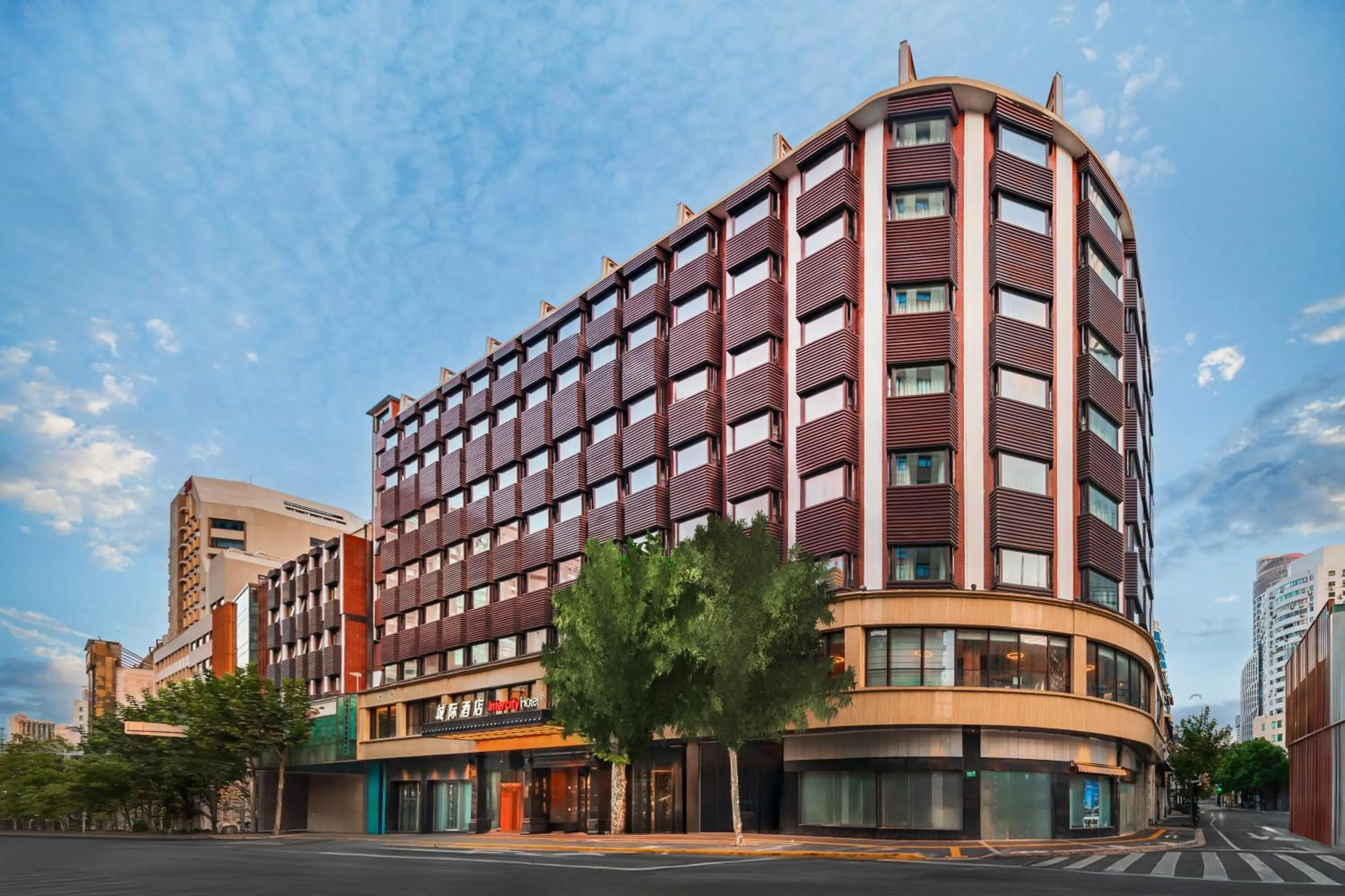 Property building in Intercity Hotel Shanghai Nanjing Road Pedestrian Street The Bund