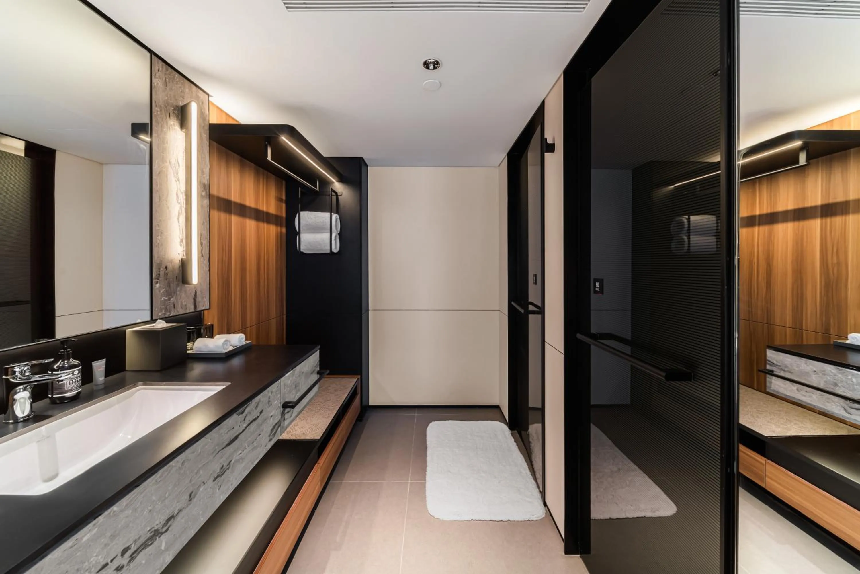 Bathroom in Intercity Hotel Shanghai Nanjing Road Pedestrian Street The Bund