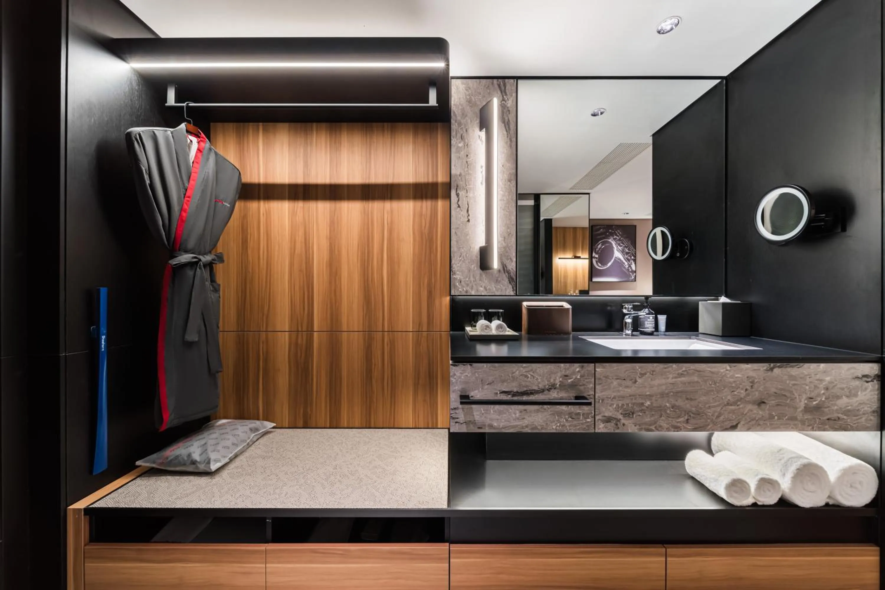 wardrobe in Intercity Hotel Shanghai Nanjing Road Pedestrian Street The Bund