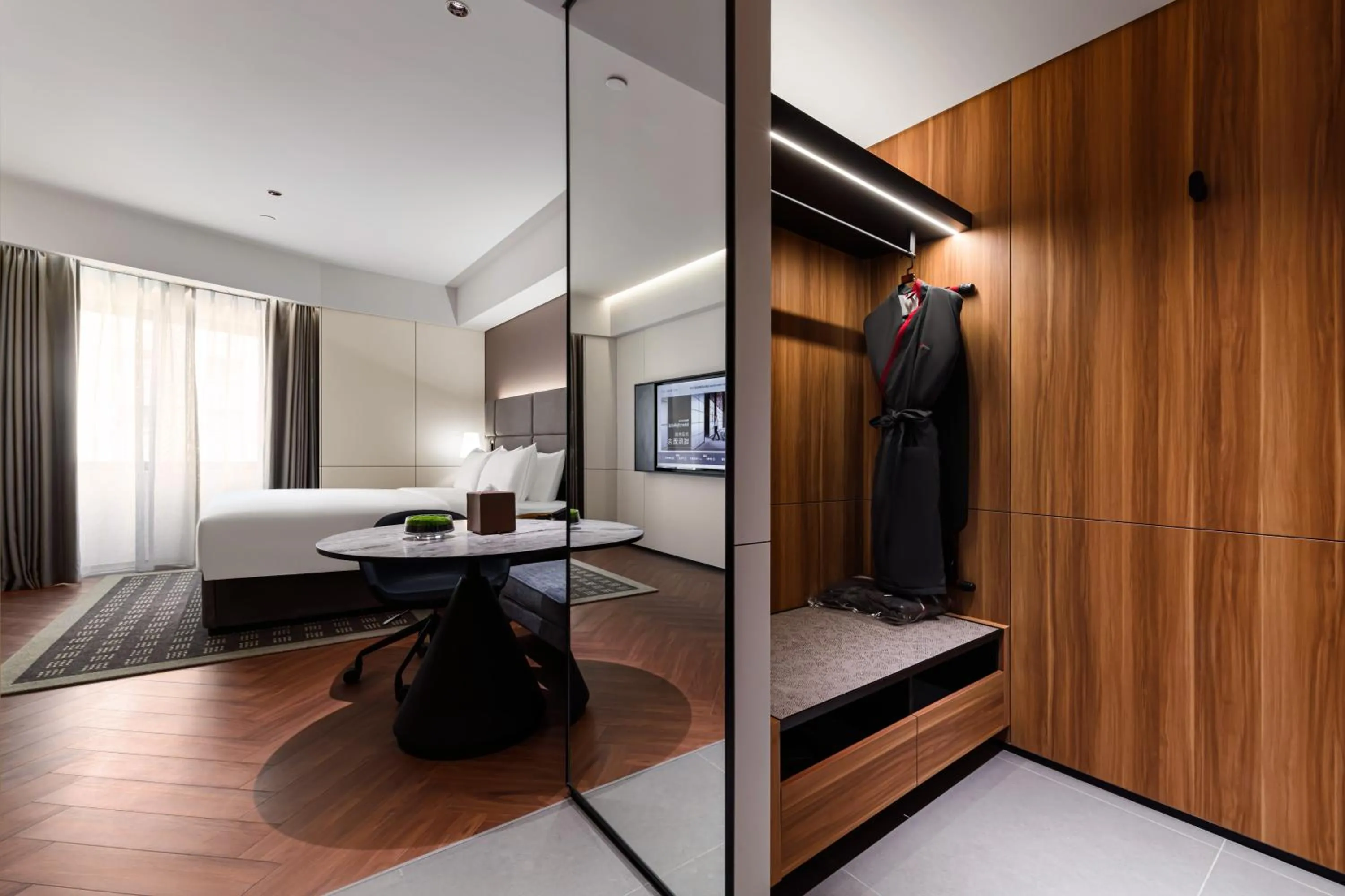 Evening entertainment, Bed in Intercity Hotel Shanghai Nanjing Road Pedestrian Street The Bund