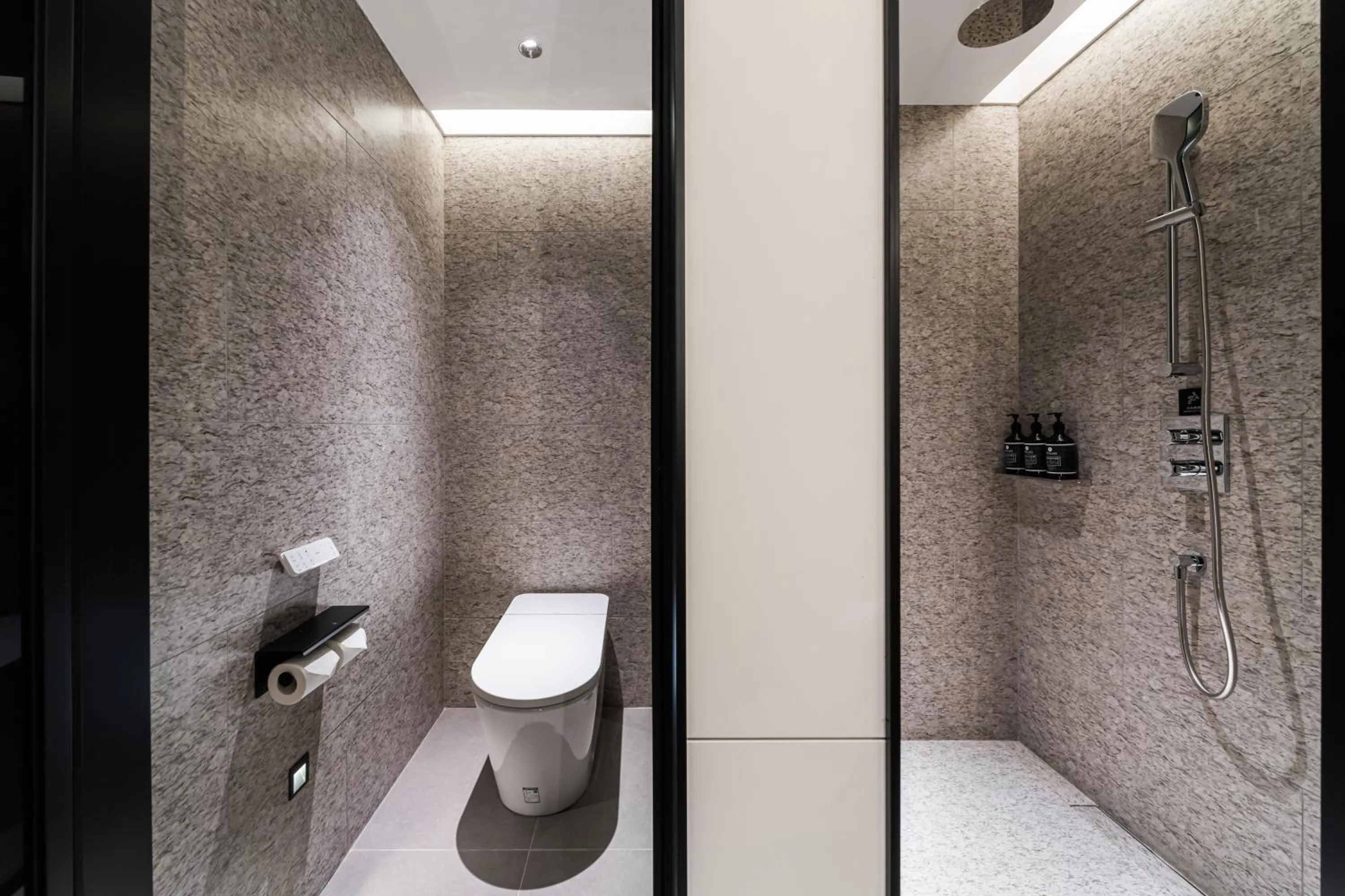 Shower in Intercity Hotel Shanghai Nanjing Road Pedestrian Street The Bund