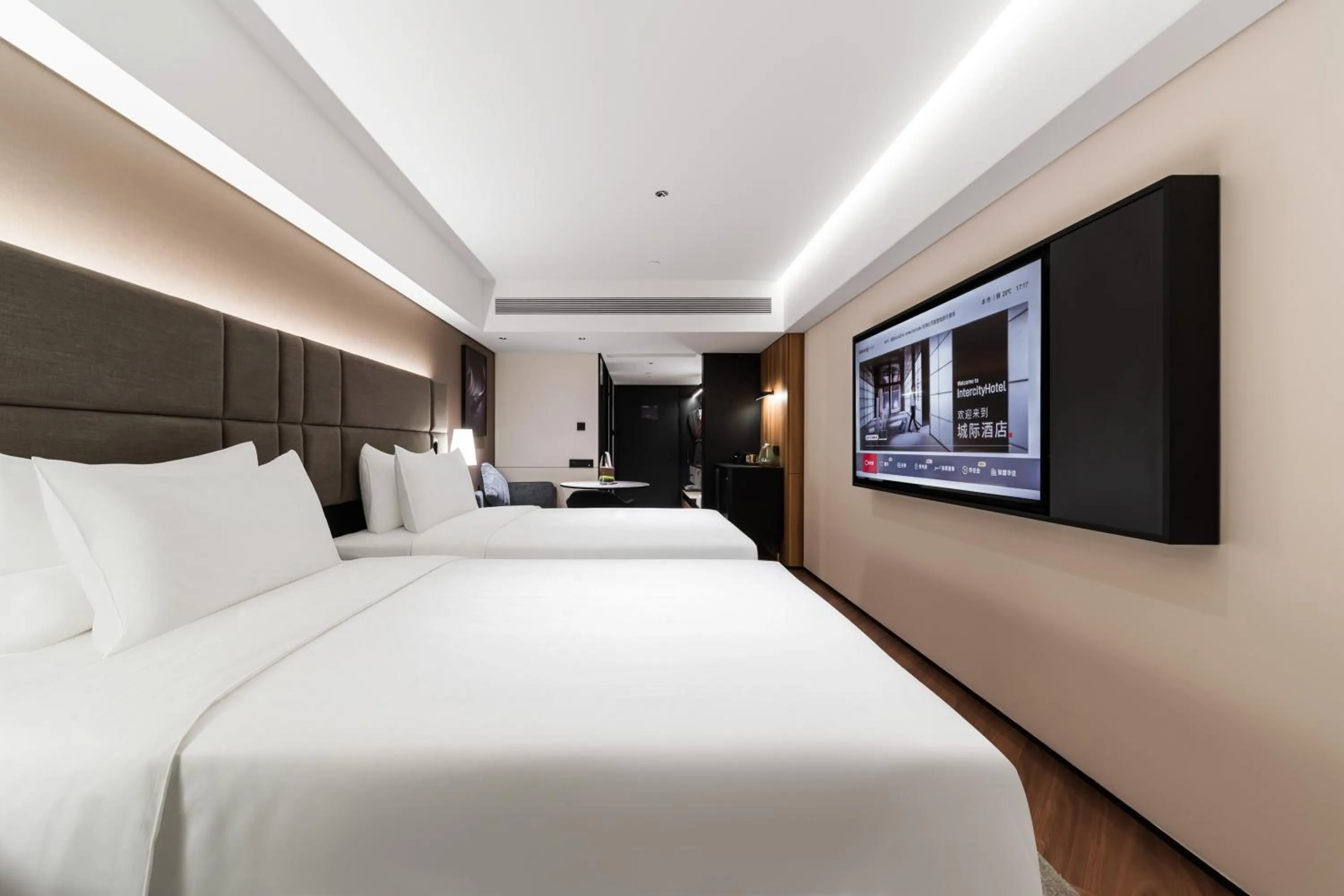 Photo of the whole room, Bed in Intercity Hotel Shanghai Nanjing Road Pedestrian Street The Bund