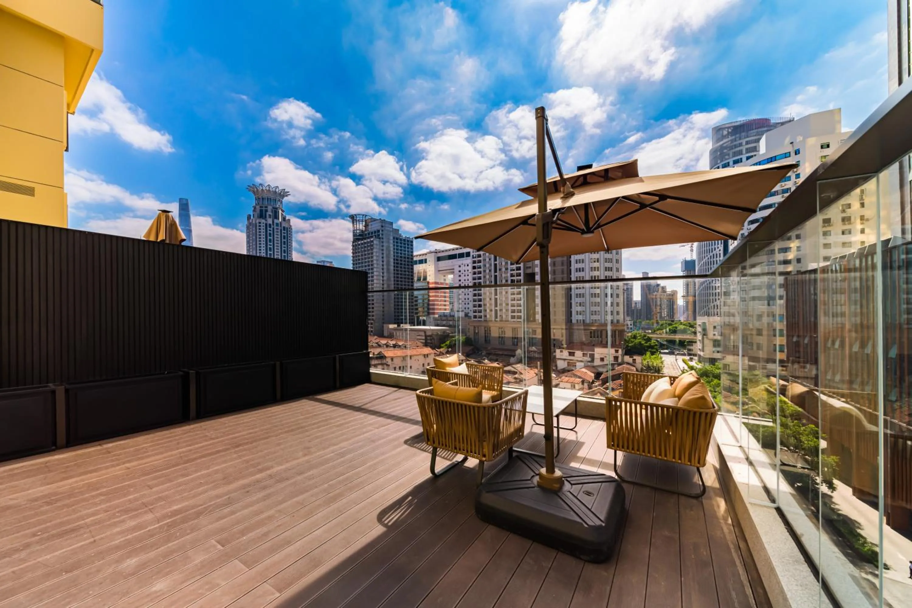 Property building in Intercity Hotel Shanghai Nanjing Road Pedestrian Street The Bund