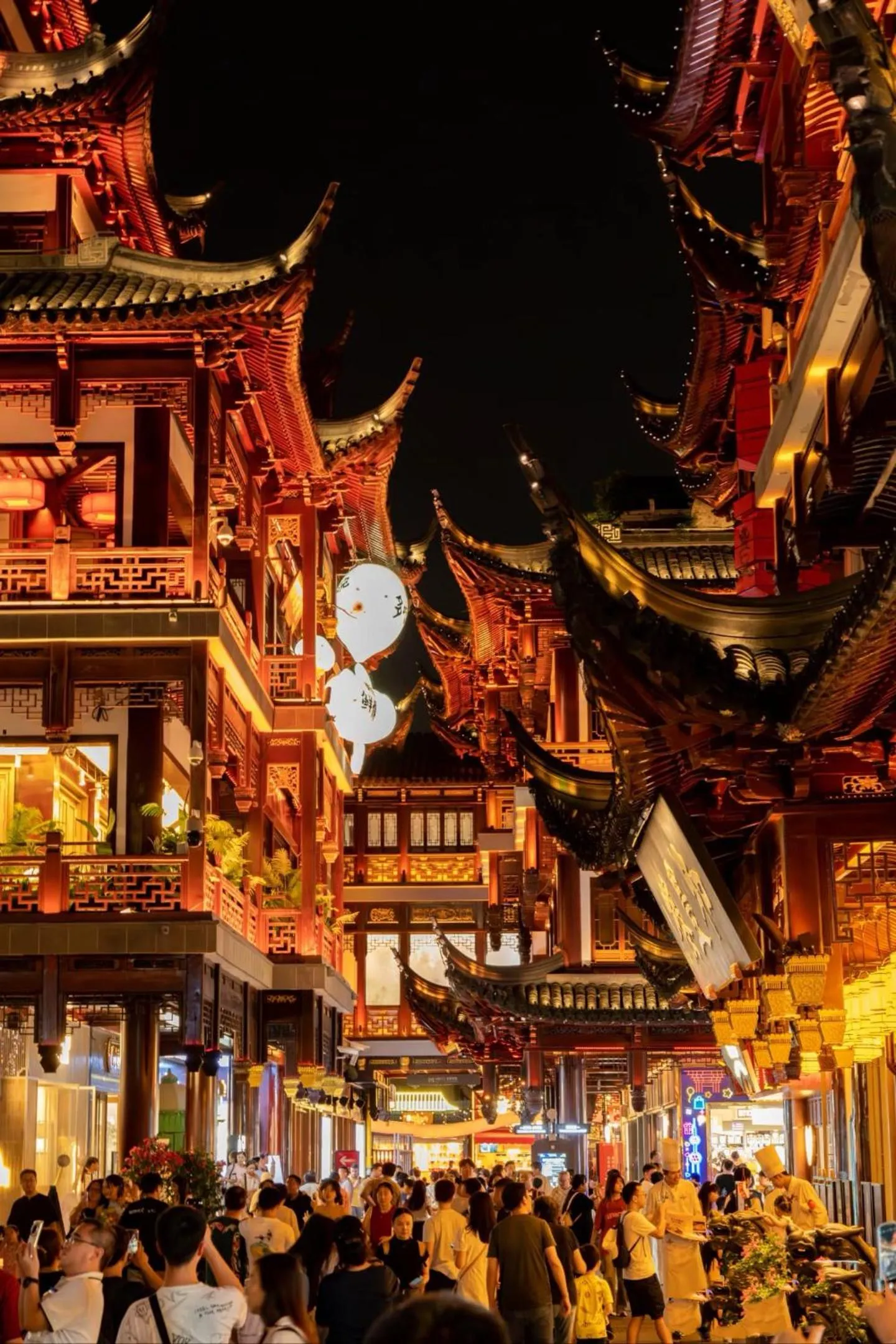 Property building in Intercity Hotel Shanghai Nanjing Road Pedestrian Street The Bund