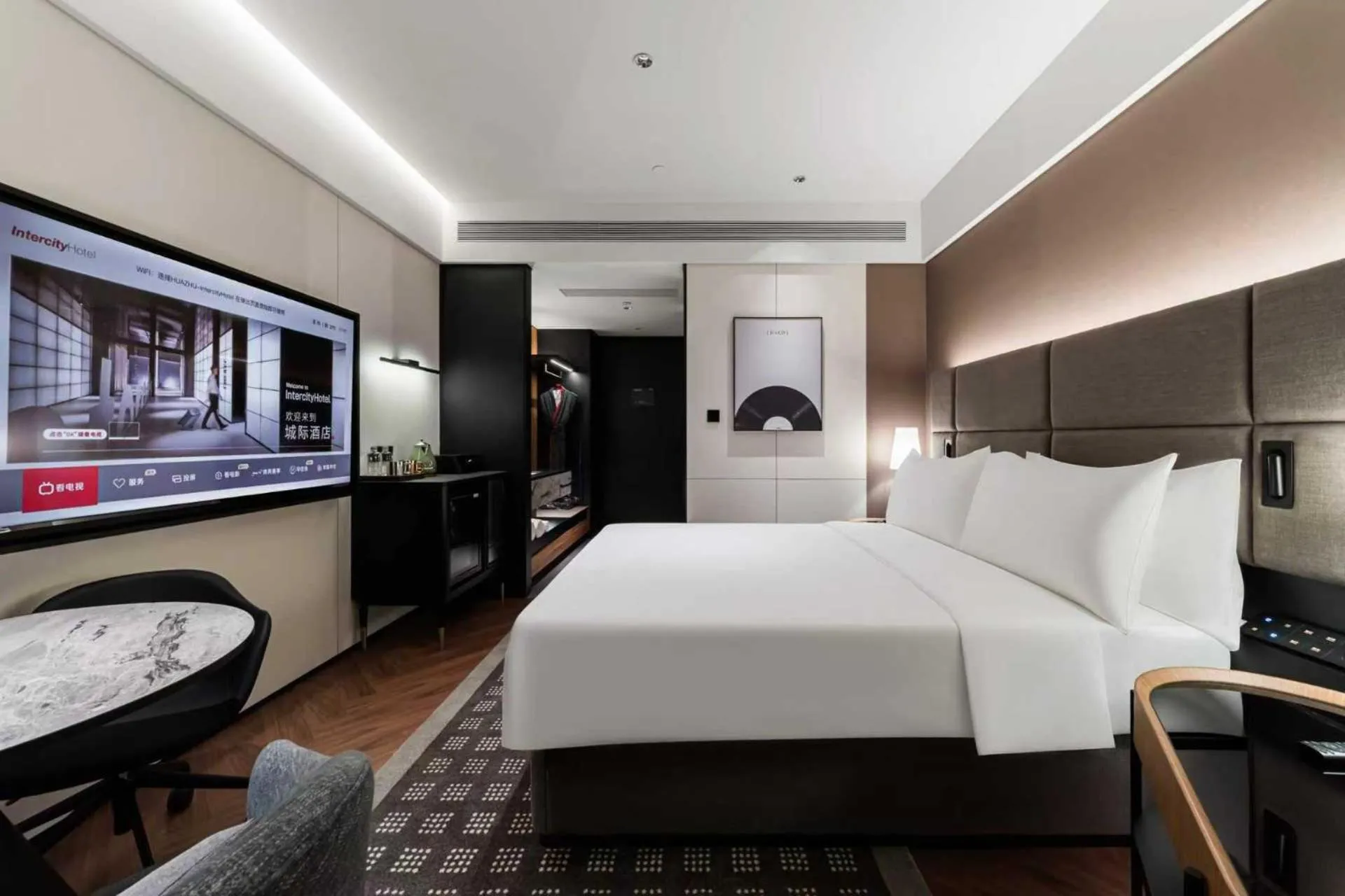 Photo of the whole room, Bed in Intercity Hotel Shanghai Nanjing Road Pedestrian Street The Bund