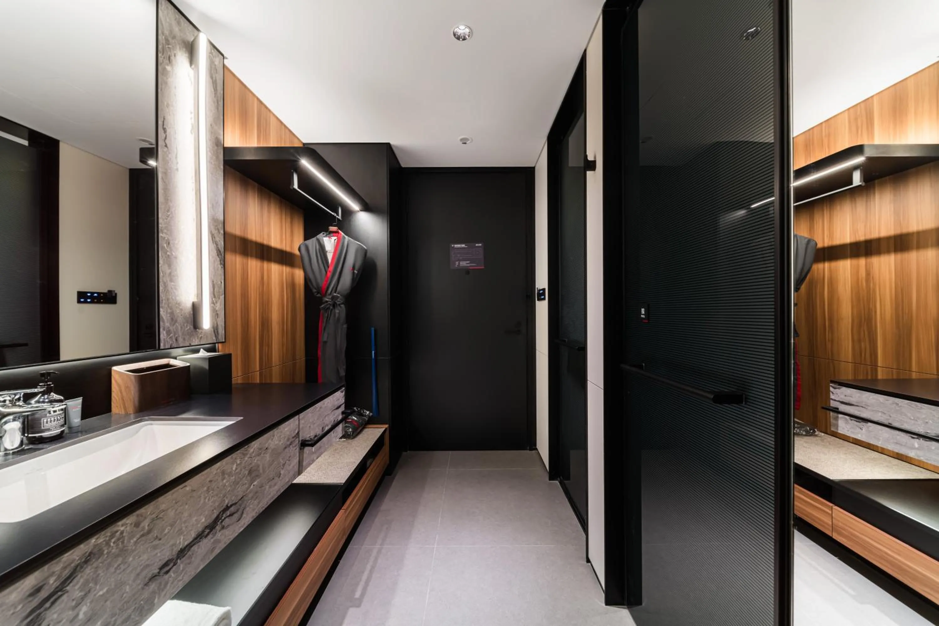 wardrobe in Intercity Hotel Shanghai Nanjing Road Pedestrian Street The Bund