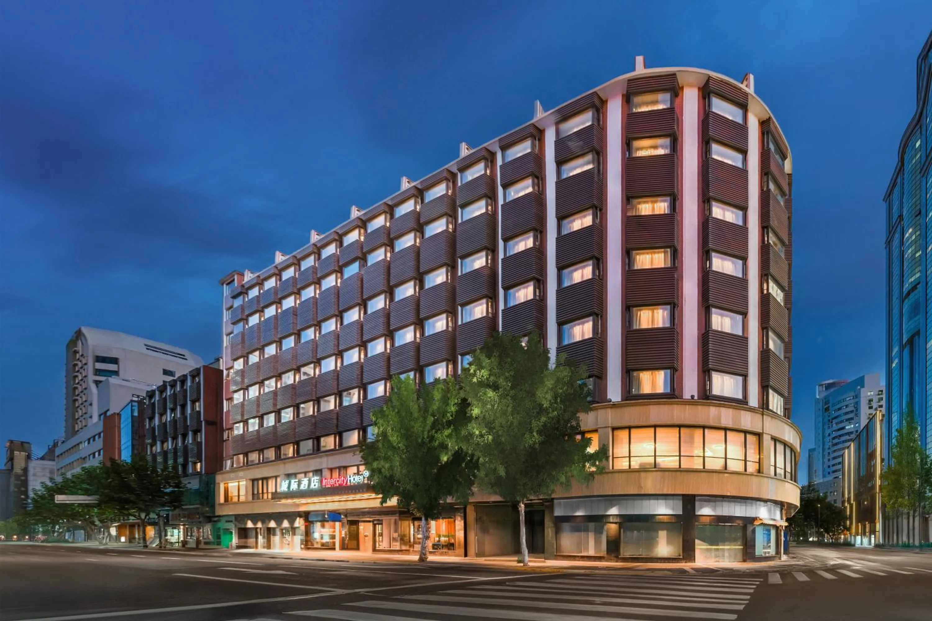 Property building in Intercity Hotel Shanghai Nanjing Road Pedestrian Street The Bund