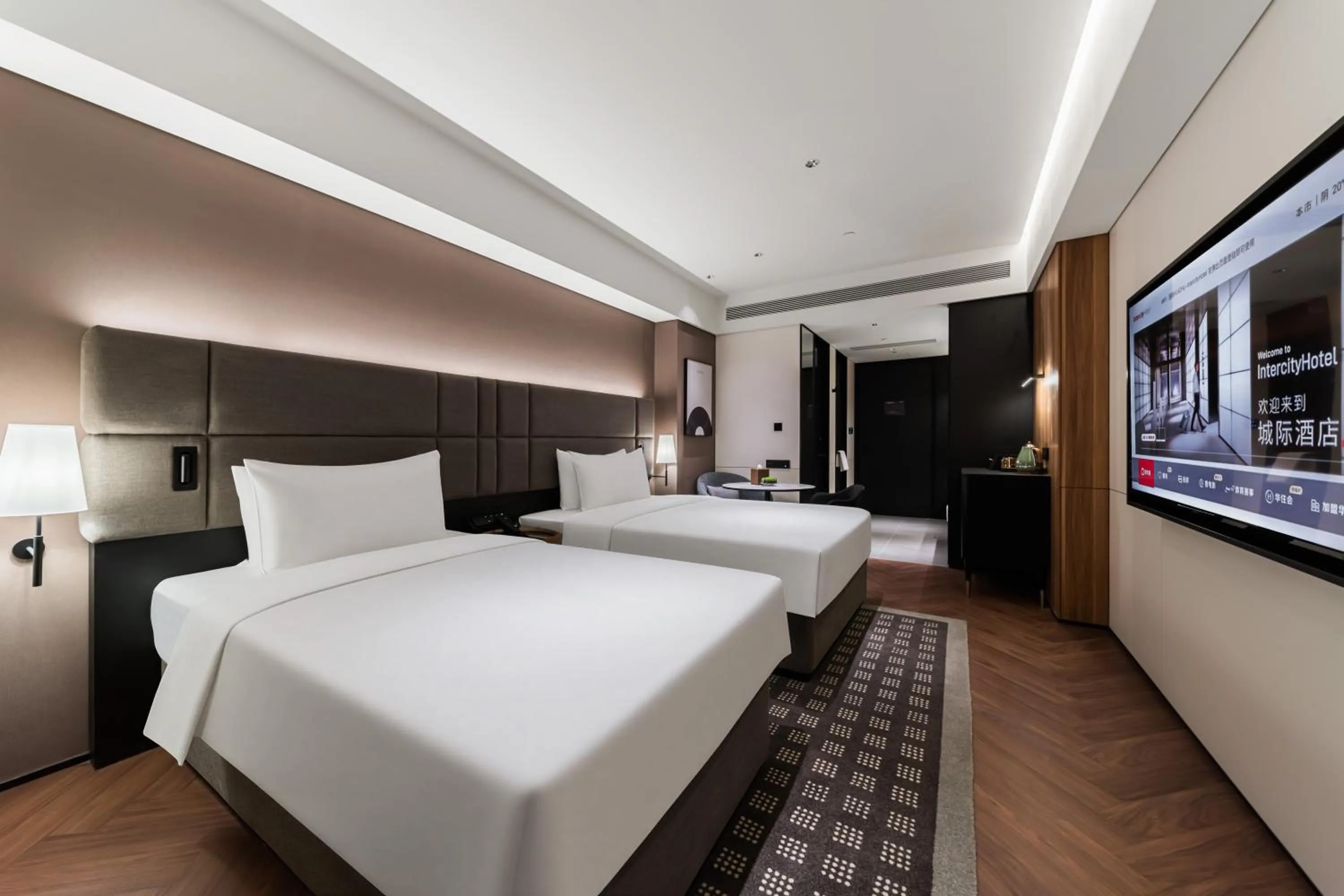 Photo of the whole room, Bed in Intercity Hotel Shanghai Nanjing Road Pedestrian Street The Bund