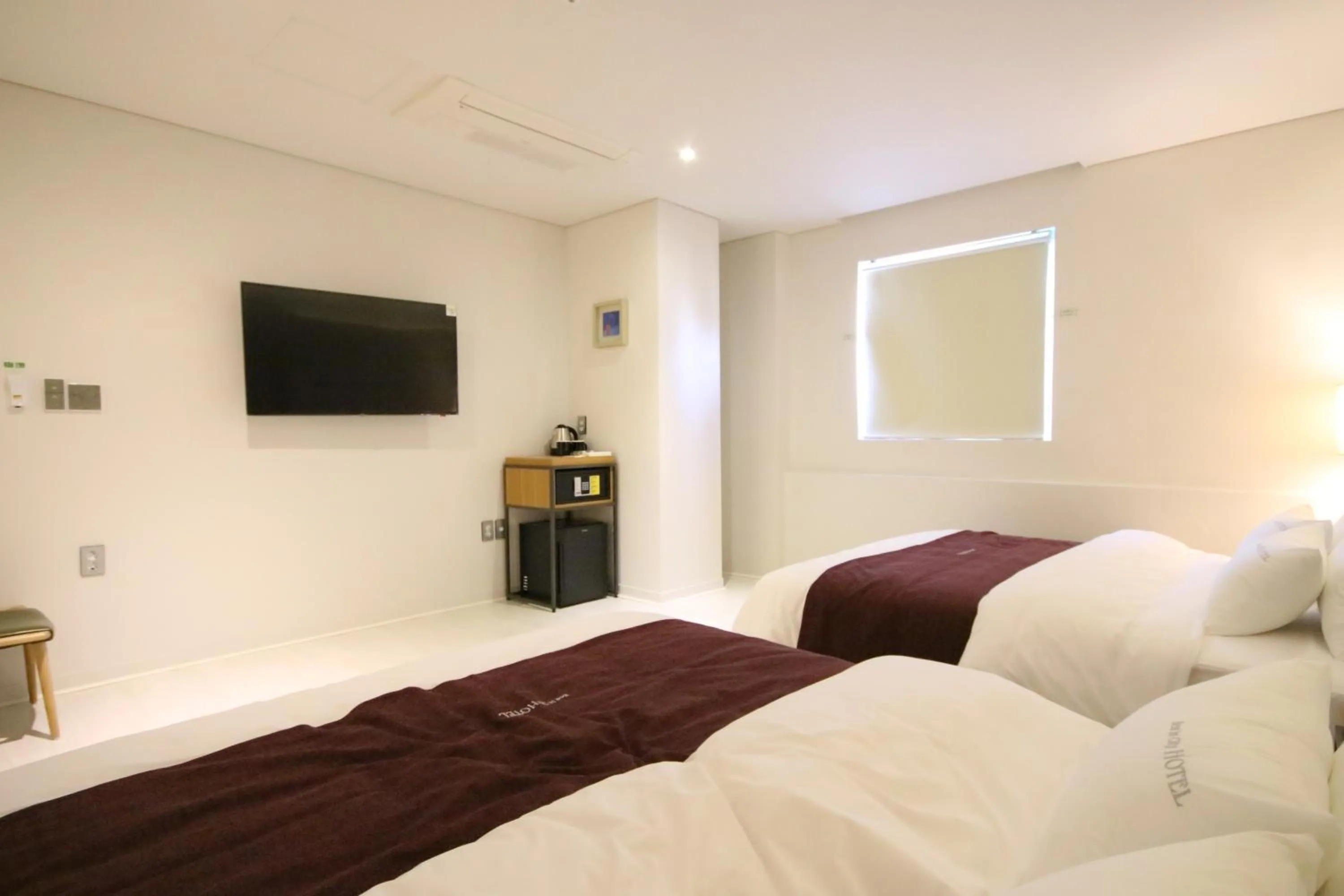 Bedroom, TV/Entertainment Center in Best In City Hotel