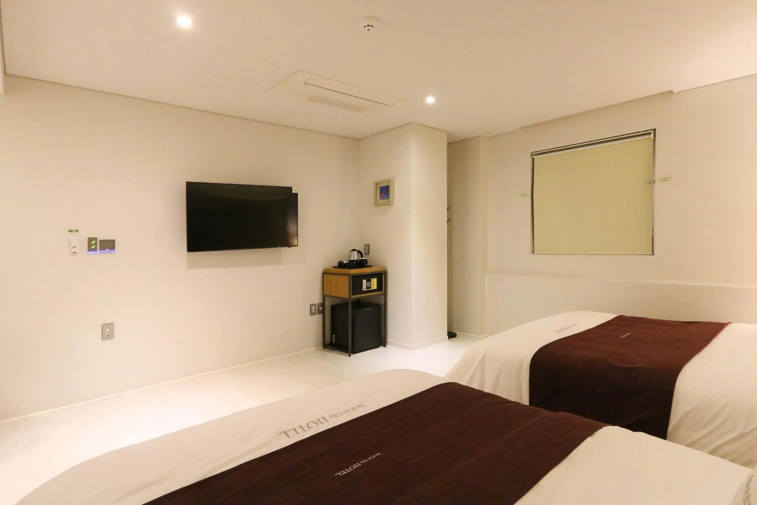 Shower, TV/Entertainment Center in Best In City Hotel
